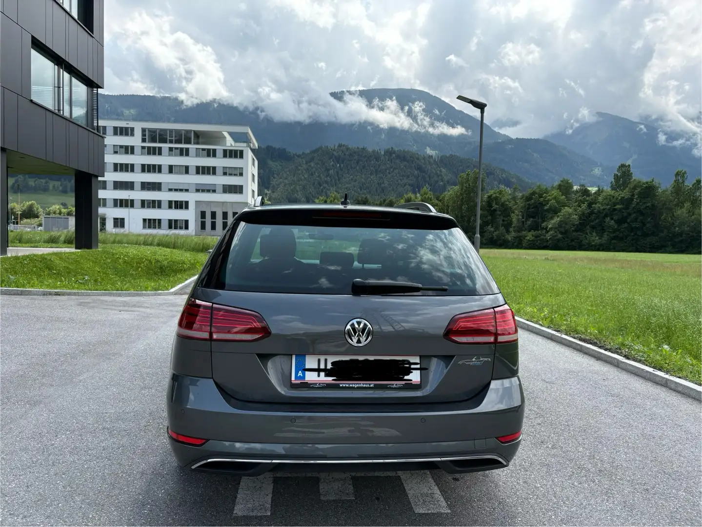 Volkswagen Golf Variant Highline 1,5 TSI DSG ACT Grau - 2