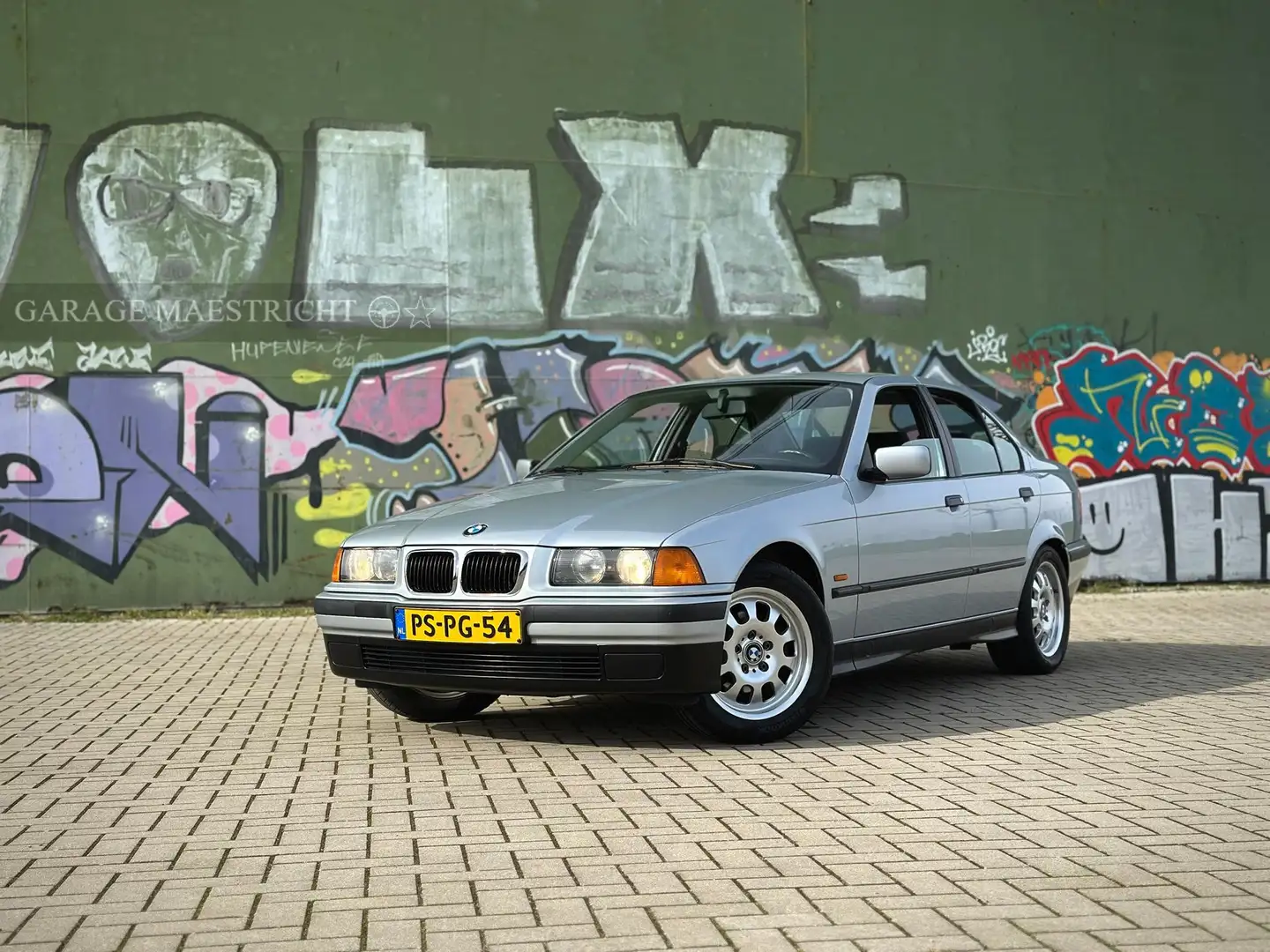BMW 318 iS | *1 Own | *1st paint | *55k km | NL auto | NAP Zilver - 2