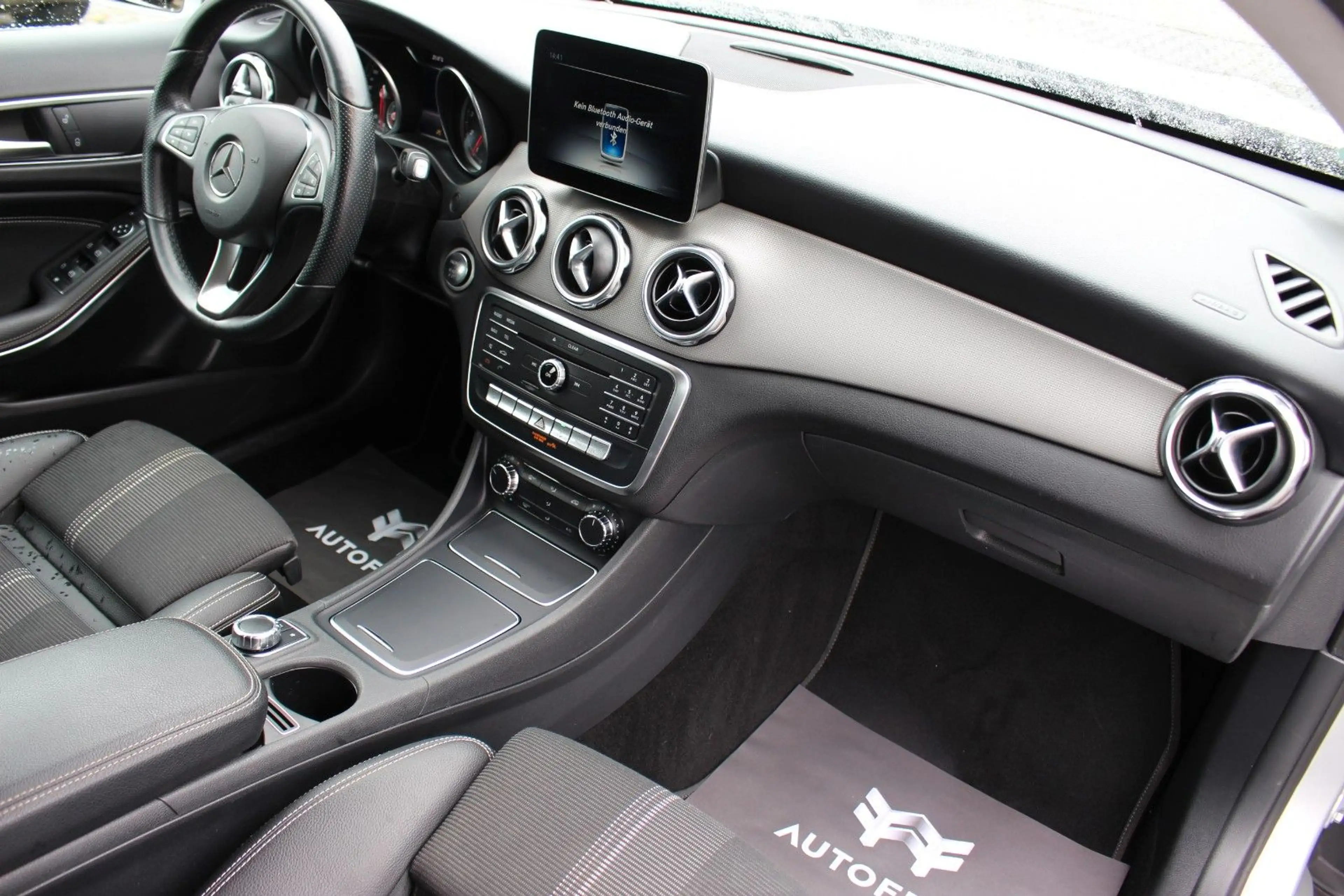 Mercedes-Benz GLA 180 /SHEFT/KLIMA/PDC/NAVI/LED/BT/AHK/SHZ/ — photo 14