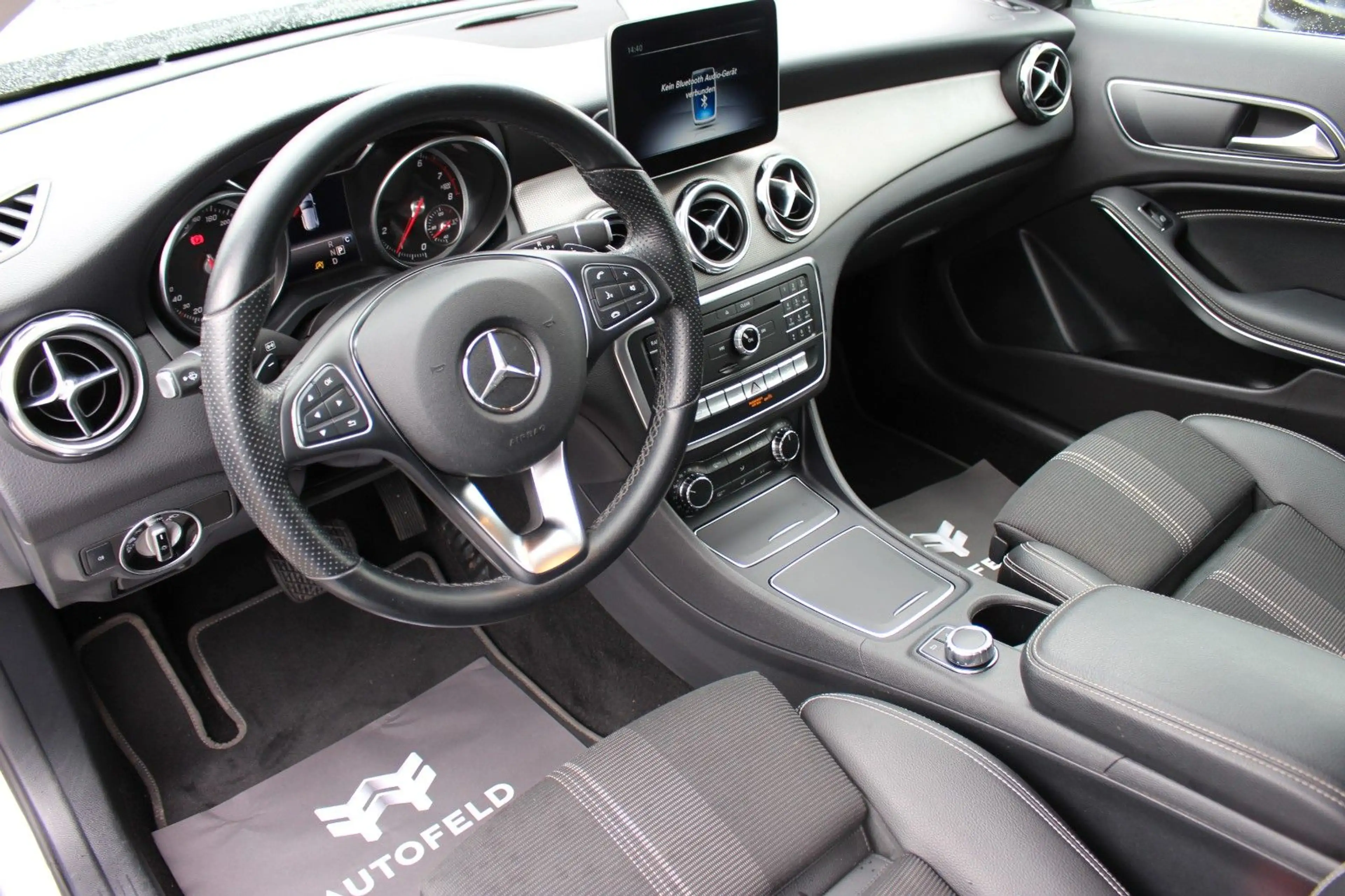 Mercedes-Benz GLA 180 /SHEFT/KLIMA/PDC/NAVI/LED/BT/AHK/SHZ/ — photo 12