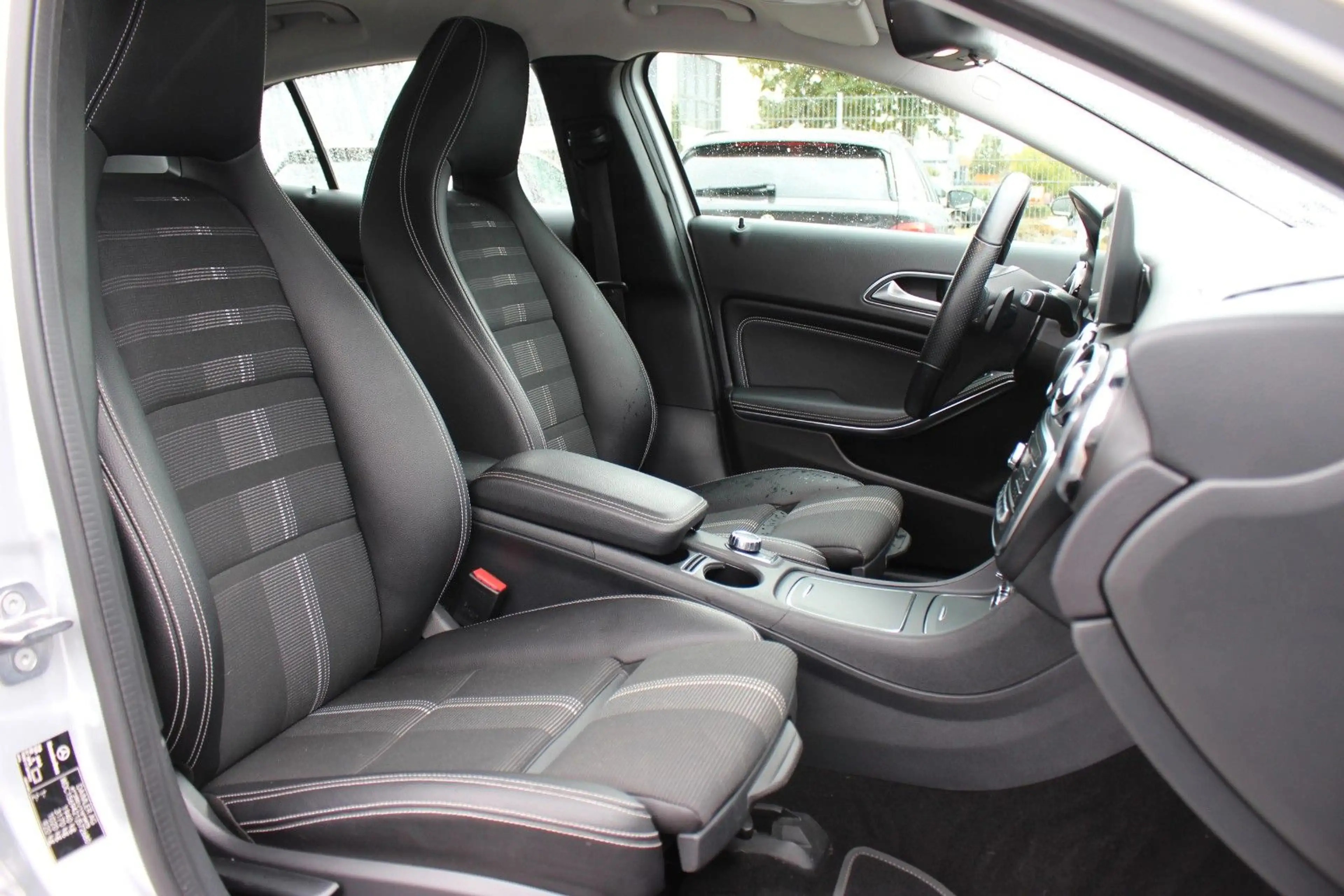 Mercedes-Benz GLA 180 /SHEFT/KLIMA/PDC/NAVI/LED/BT/AHK/SHZ/ — photo 15