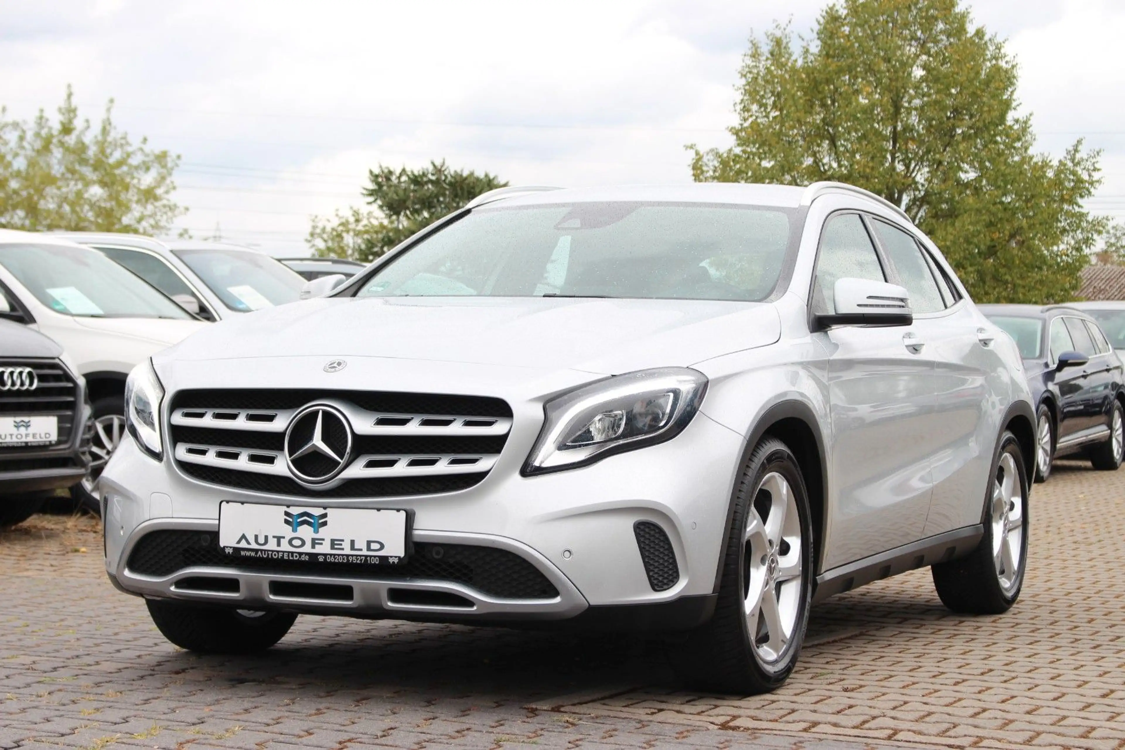Mercedes-Benz GLA 180 /SHEFT/KLIMA/PDC/NAVI/LED/BT/AHK/SHZ/