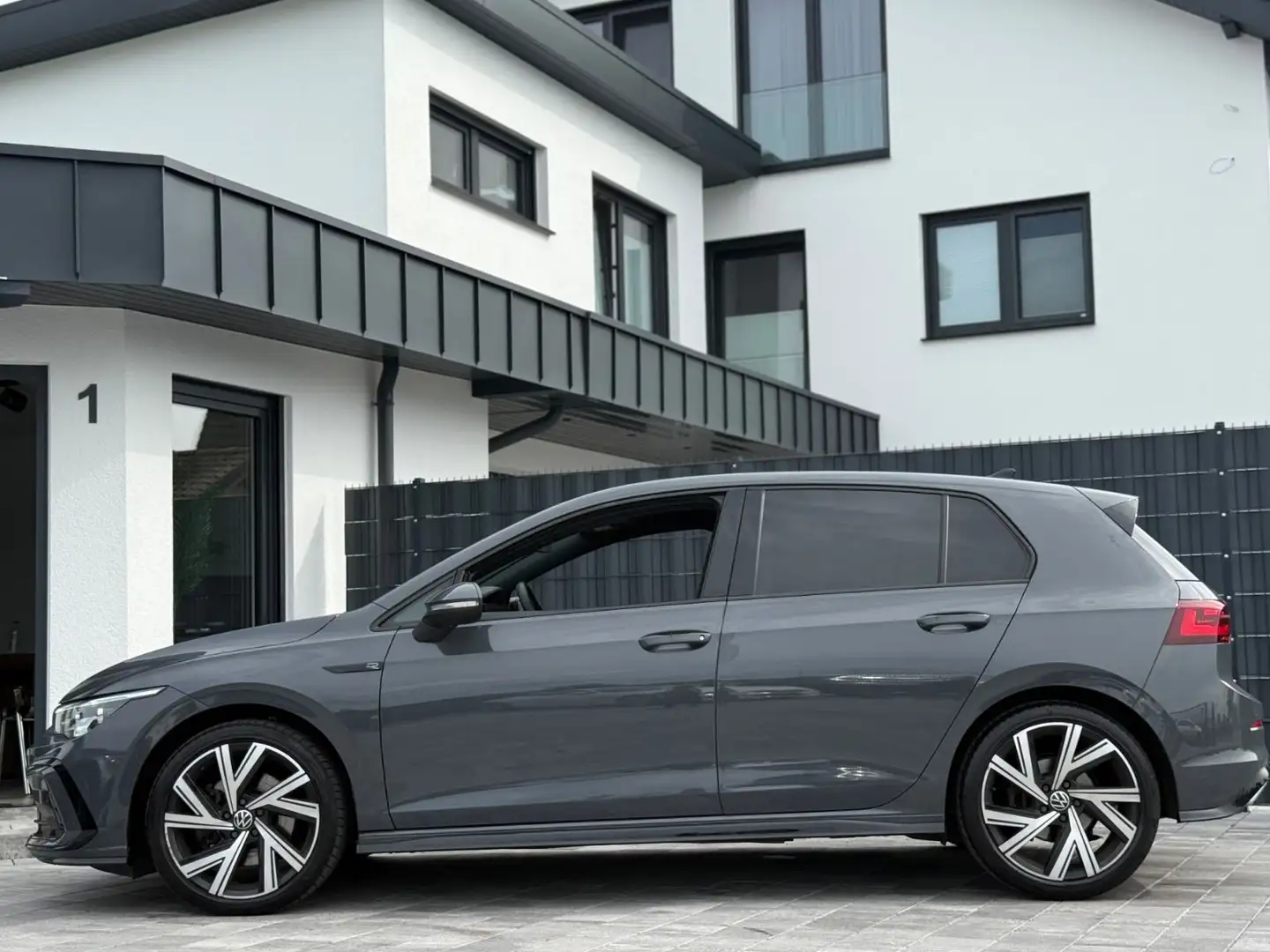Volkswagen Golf VIII Lim. R-Line/BUSINESS/KAMERA/MATRIX Grau - 2