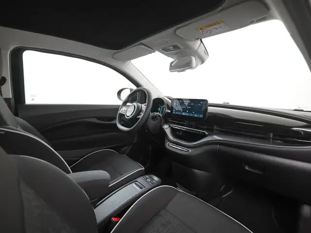 Fiat 500e view 2