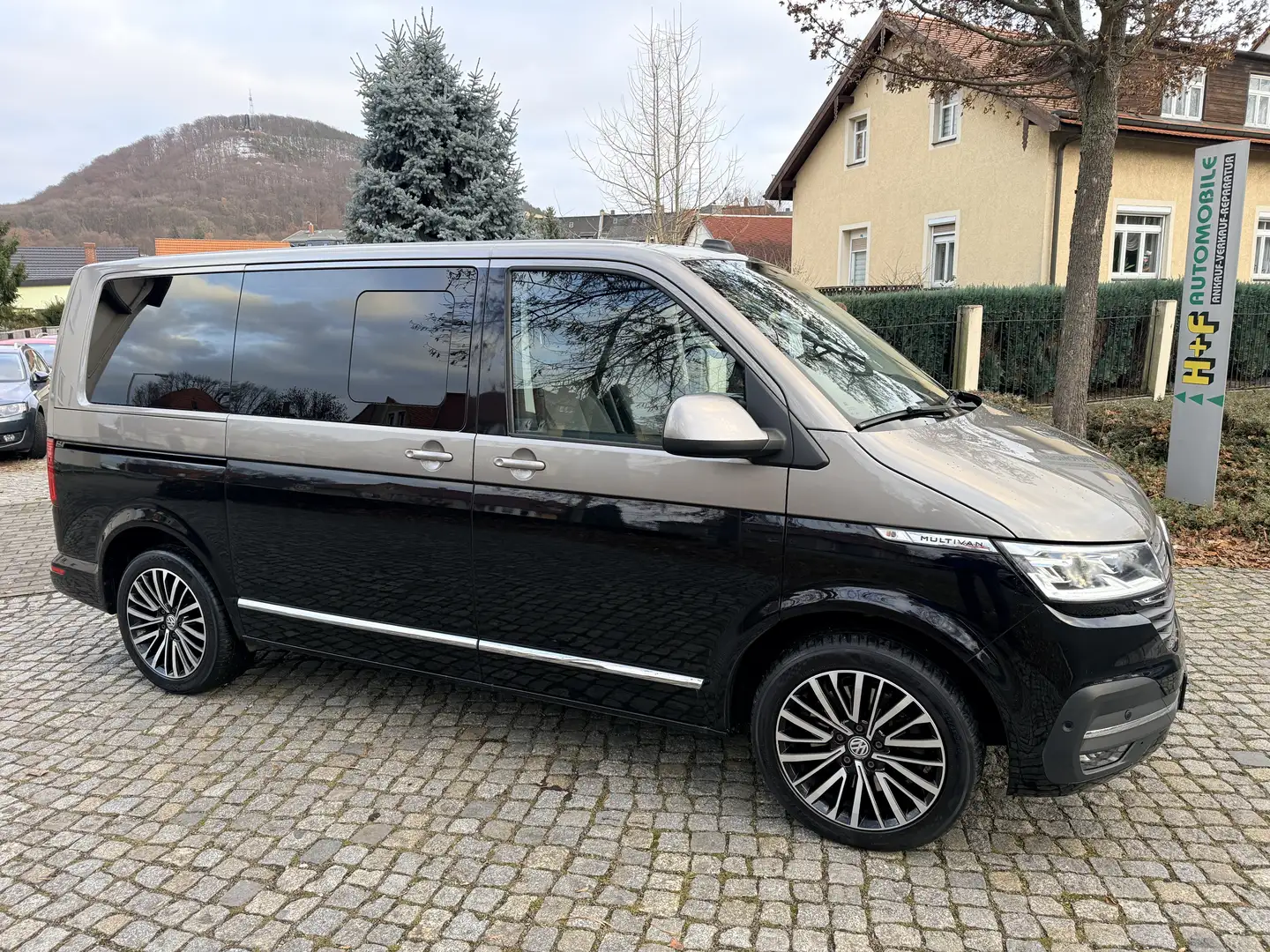 Volkswagen T6.1 Multivan Multivan Generation Six 4MOTION Schwarz - 1