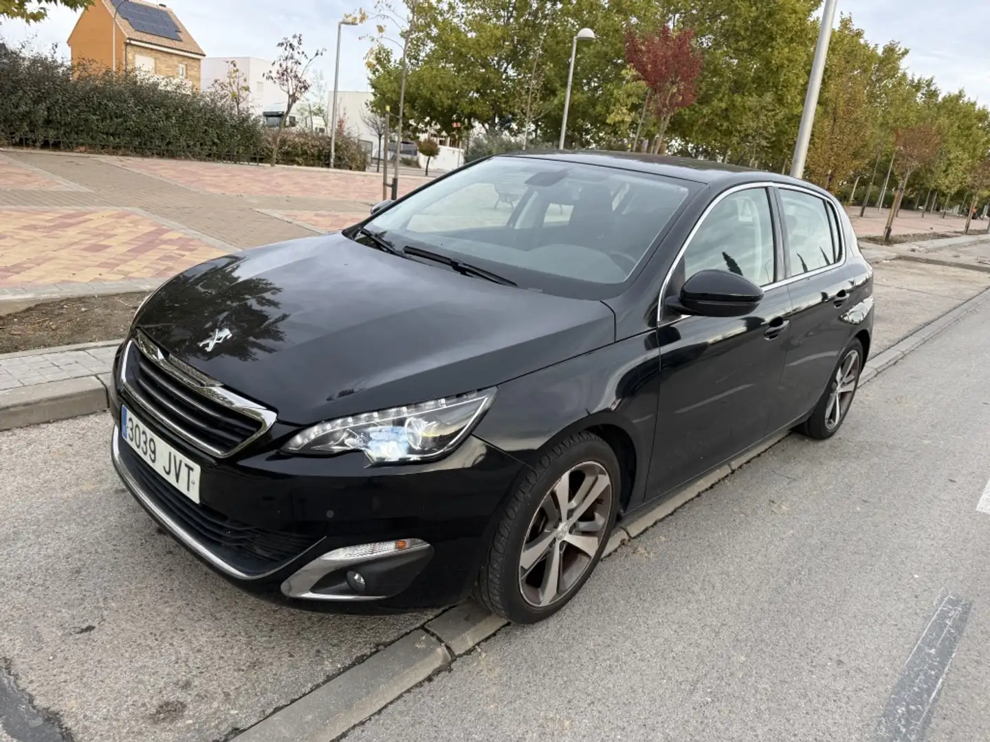 Peugeot 308 1.2 PureTech S&S Allure 130 Negro - 1