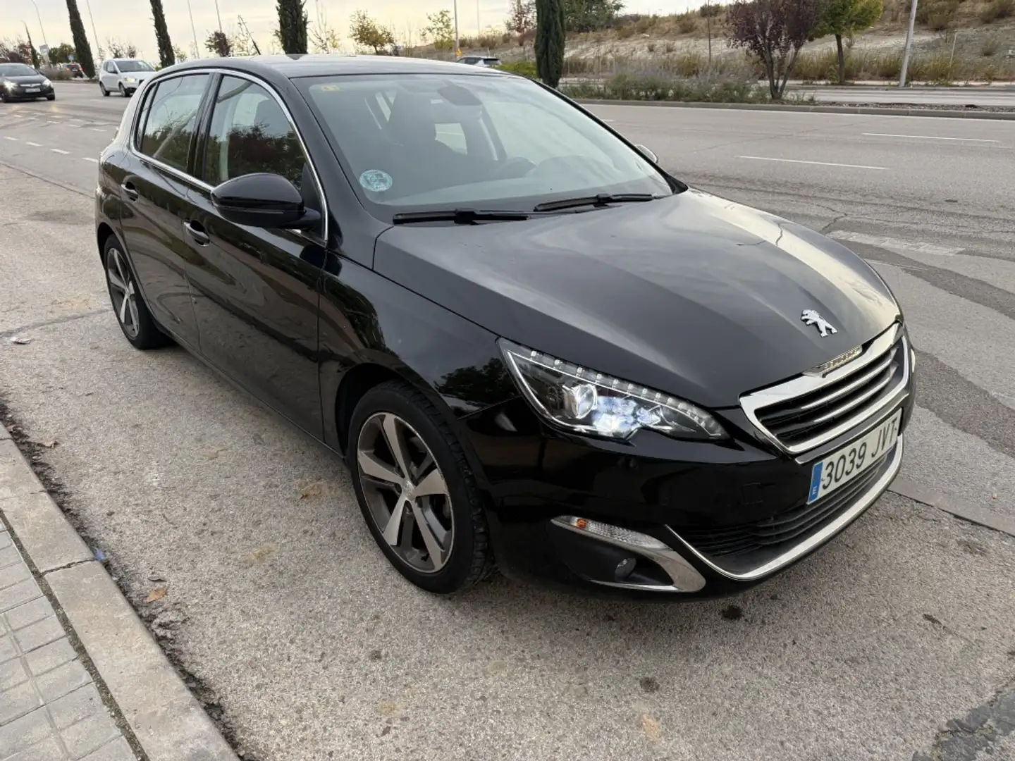 Peugeot 308 1.2 PureTech S&S Allure 130 Negro - 2