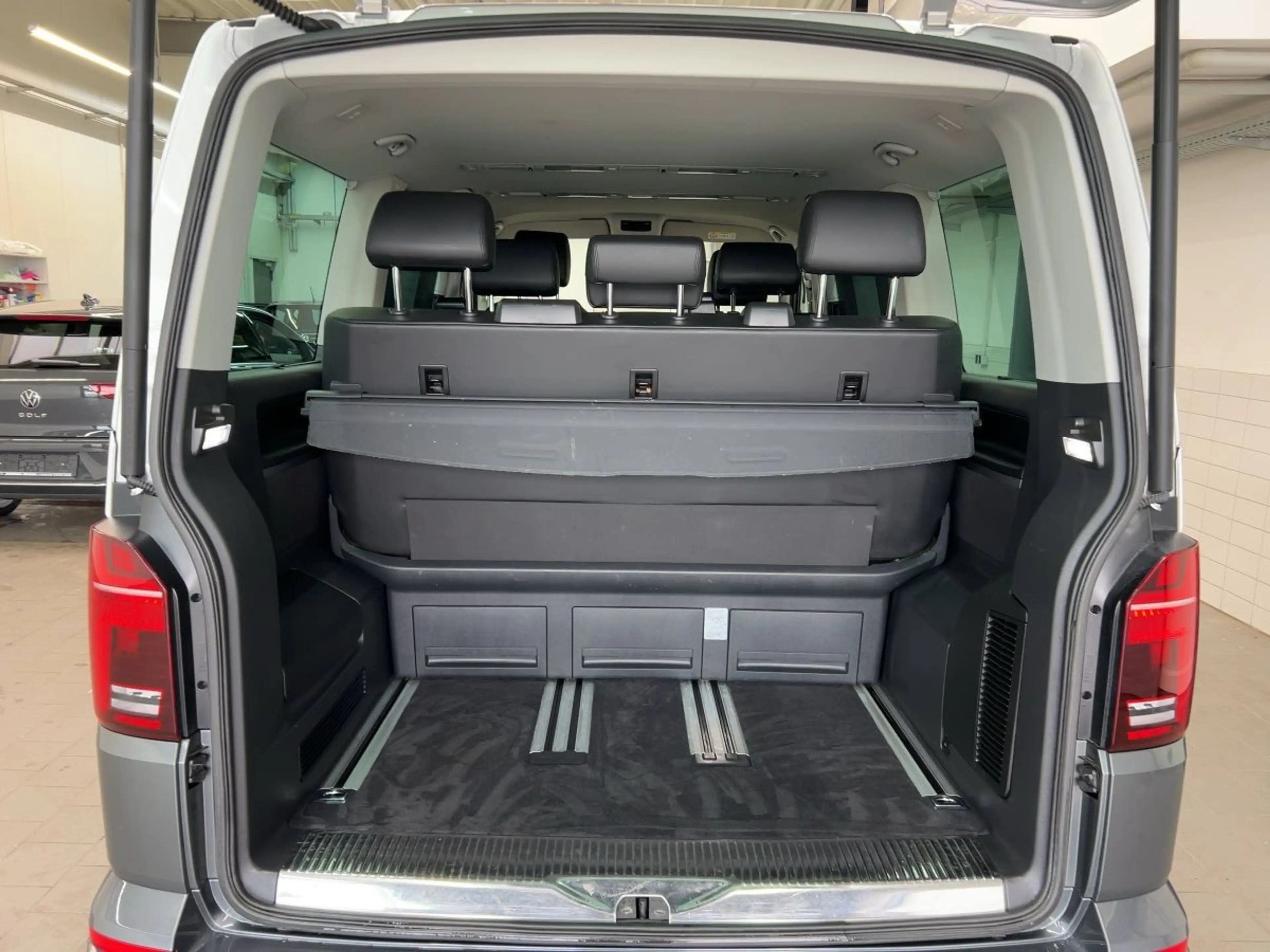 Volkswagen T6.1 Multivan Multivan 2.0 TDI DSG Highline ACC AHK LED Navi S — photo 7