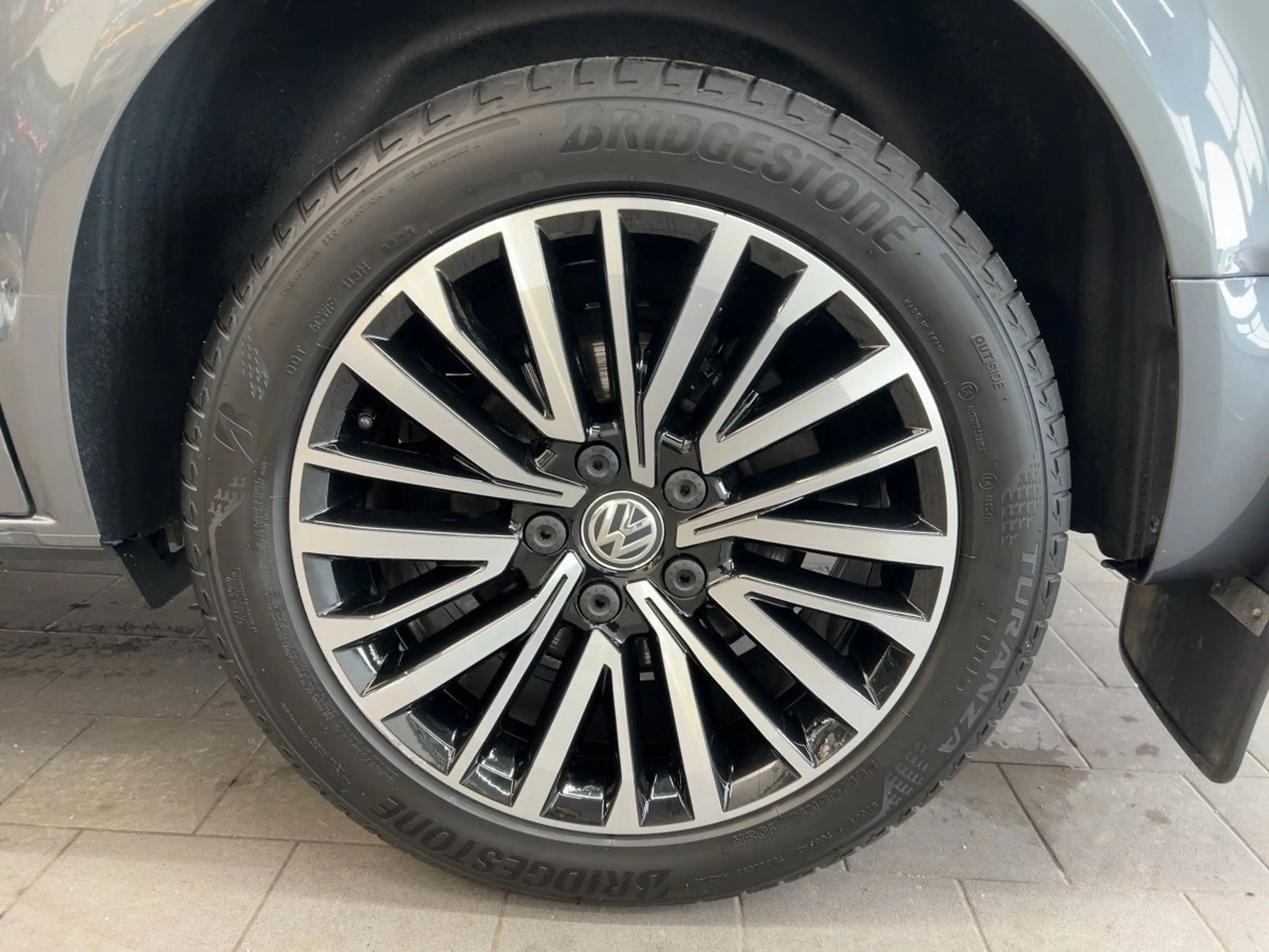 Volkswagen T6.1 Multivan Multivan 2.0 TDI DSG Highline ACC AHK LED Navi S — photo 8