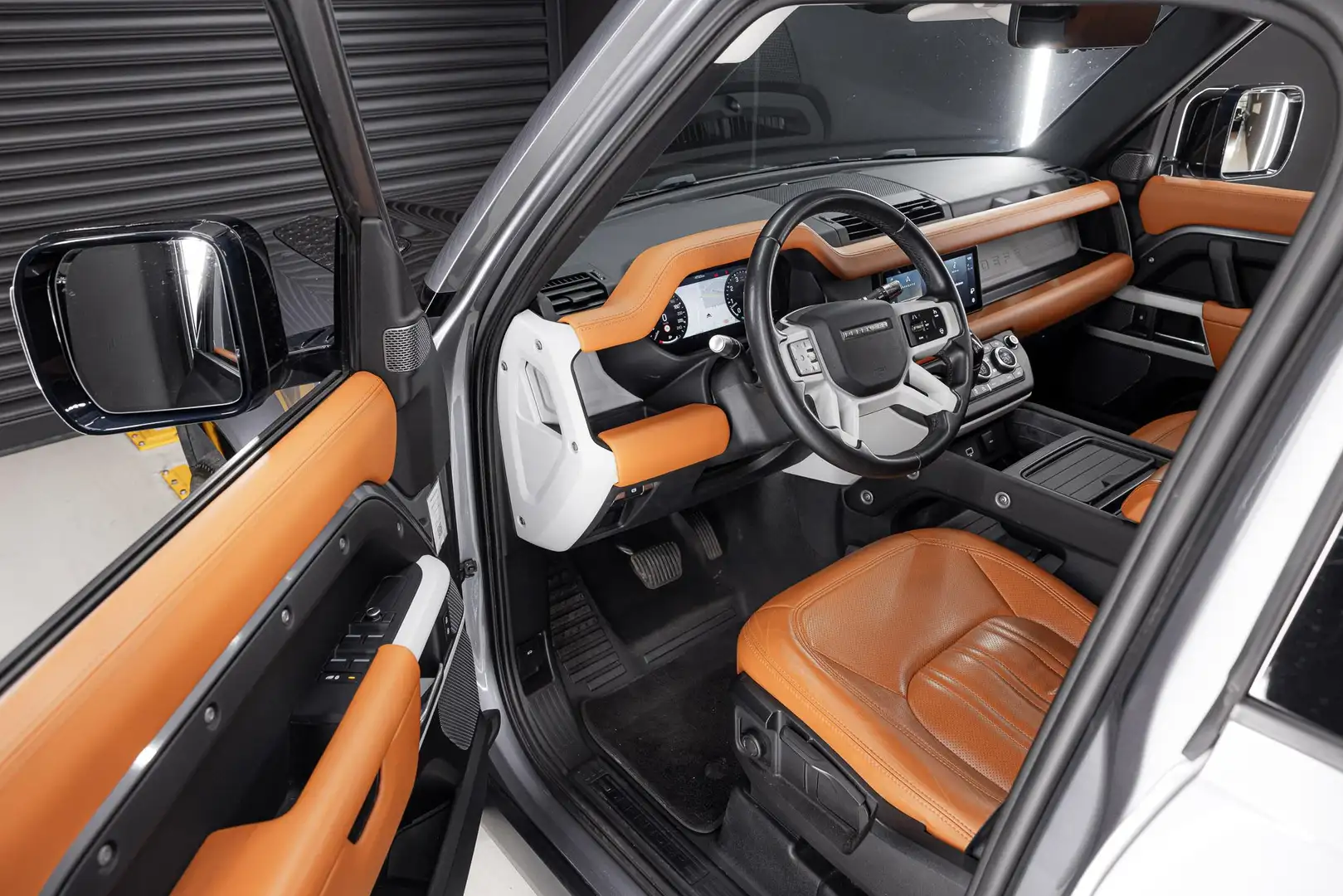 Land Rover Defender 3.0 P400 110 MHEV HSE Grijs - 2