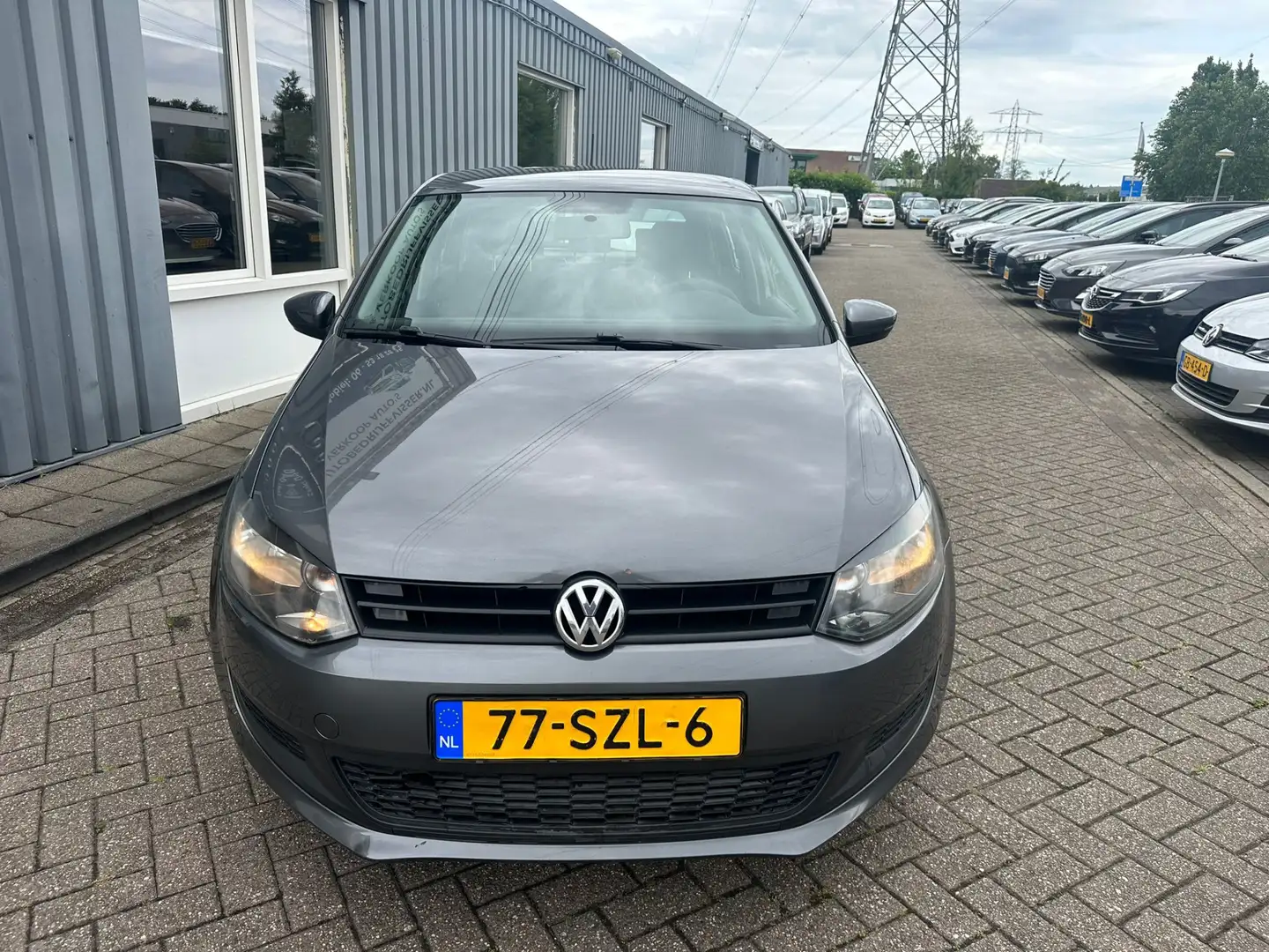 Volkswagen Polo 1.2 Easyline Gris - 2