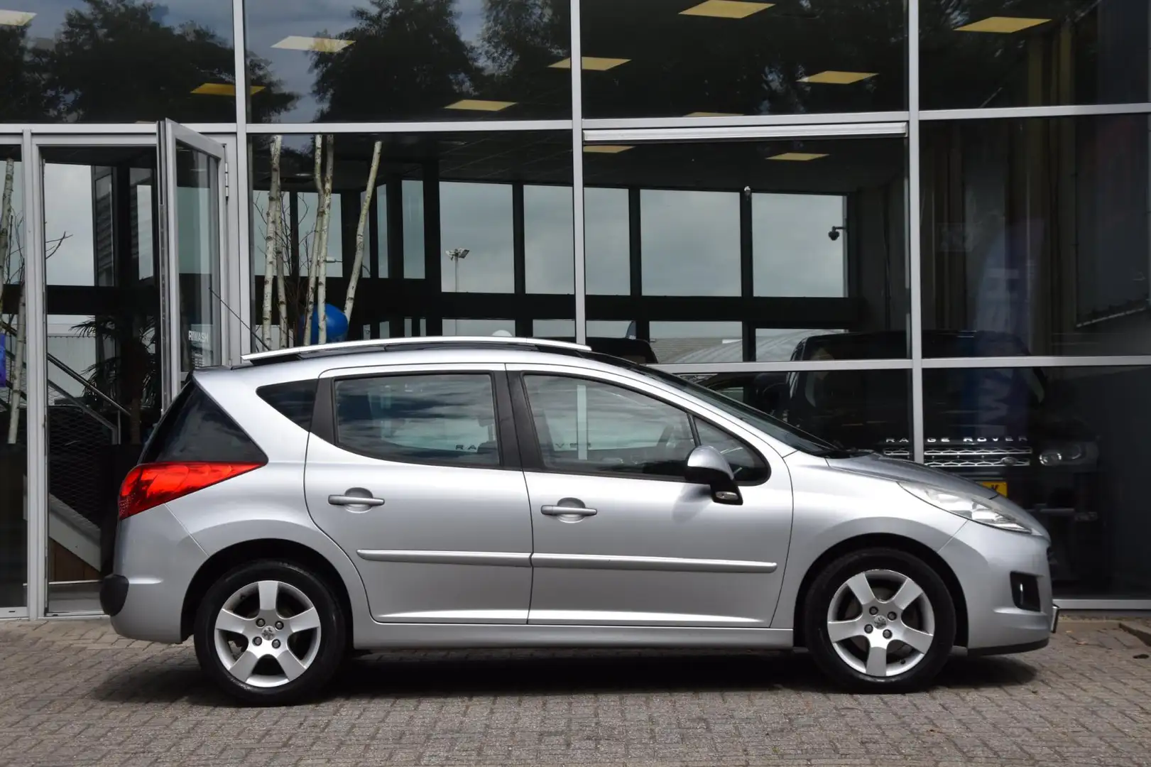 Peugeot 207 SW 1.6 VTi XS Airco Nav. Pano. dak Pdc Trekhaak 1s Grijs - 2