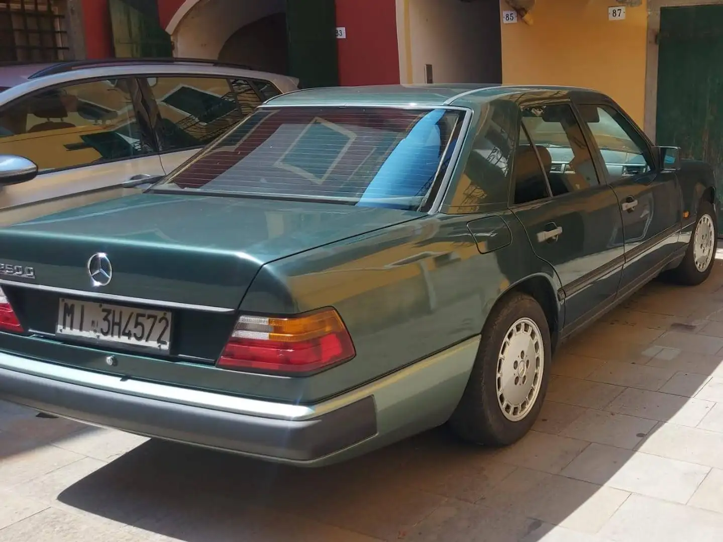 Mercedes-Benz 250 124 Grün - 1