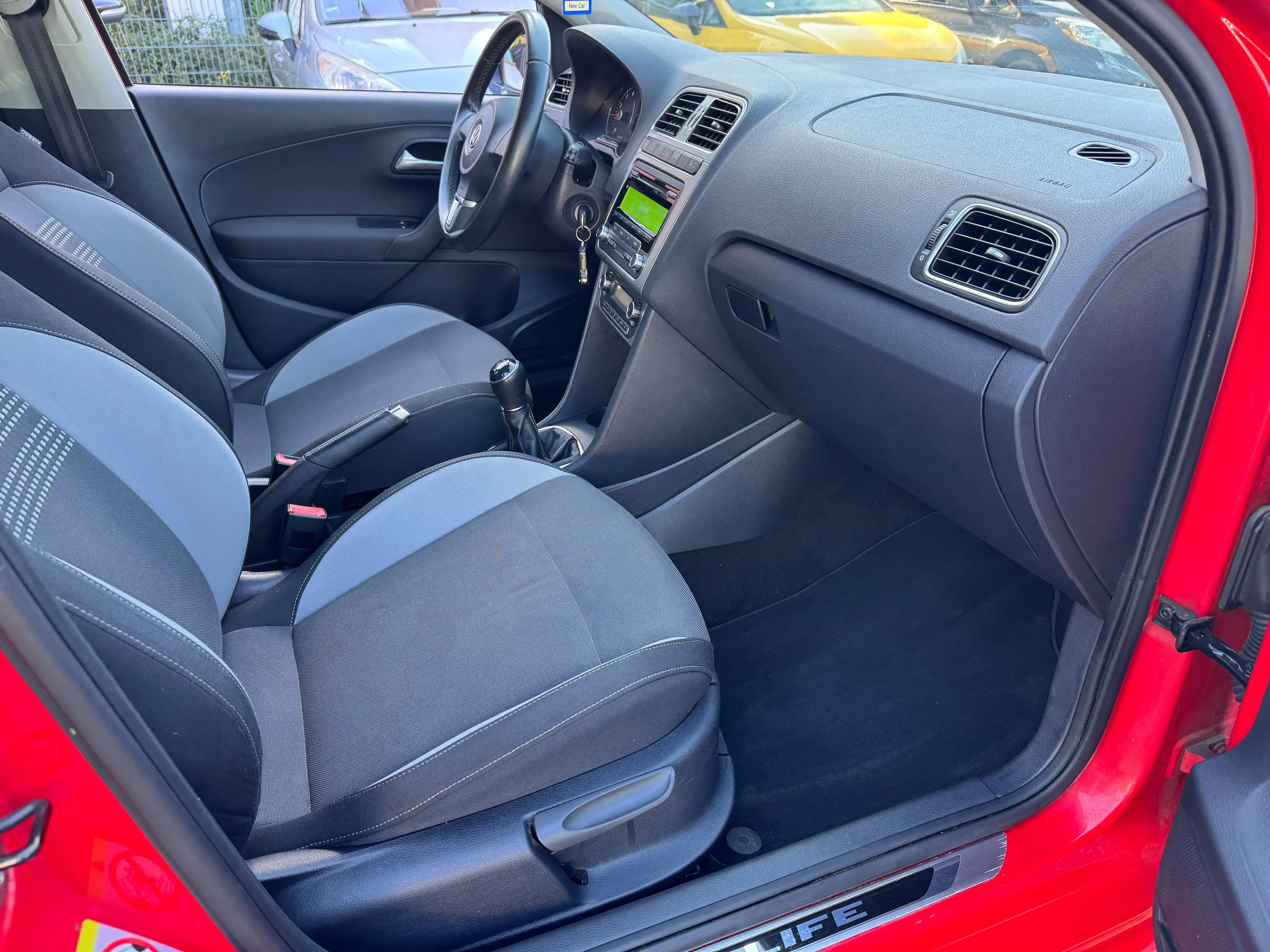 Volkswagen Polo Life * TÜV neu! — photo 10