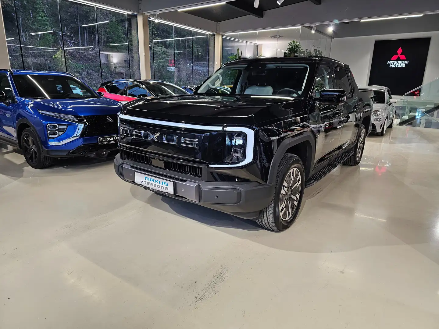 Maxus eTerron 9 4WD Flagship Schwarz - 1