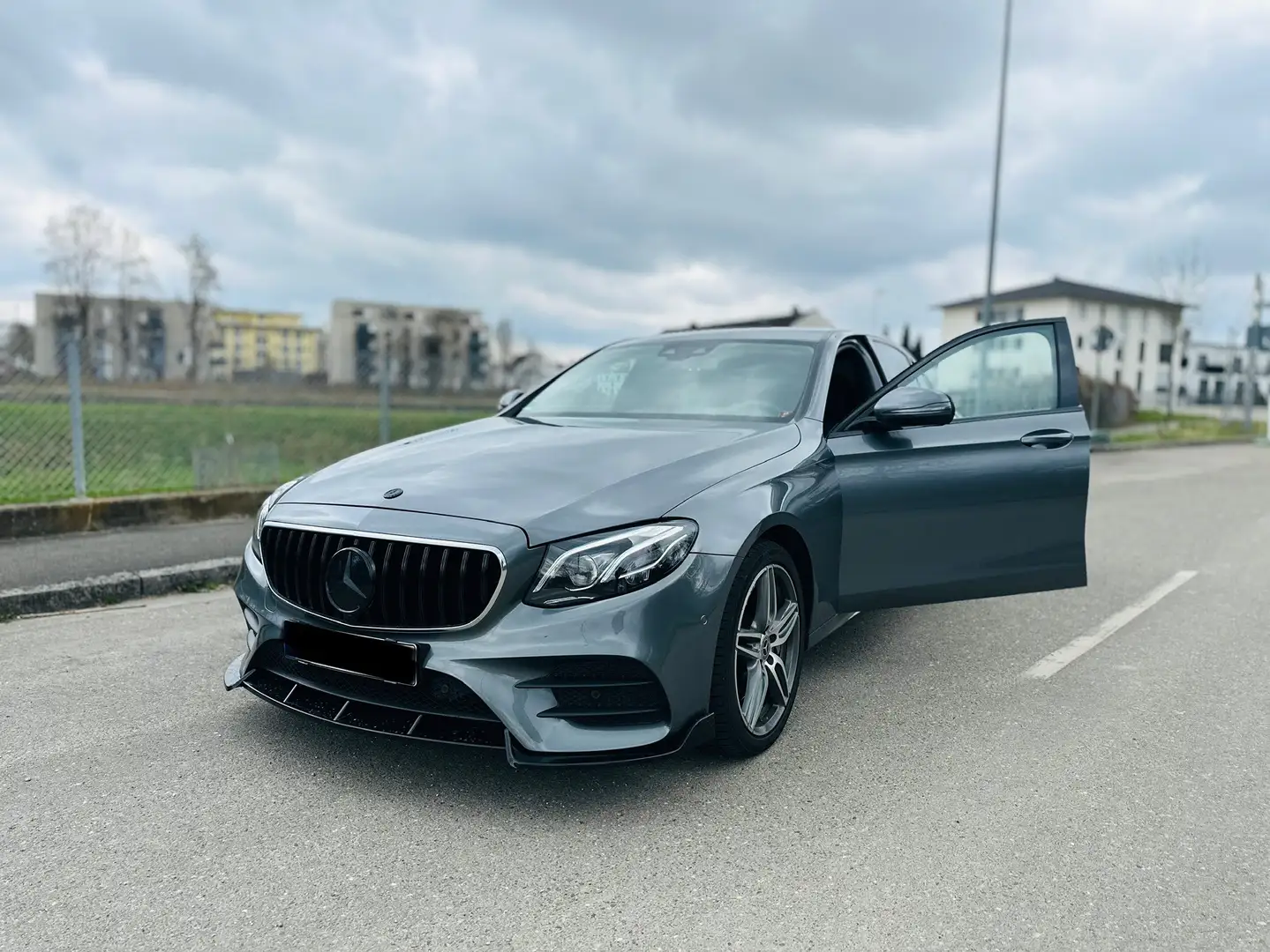 Mercedes-Benz E 400 4Matic 9G-TRONIC Exclusive Gri - 1
