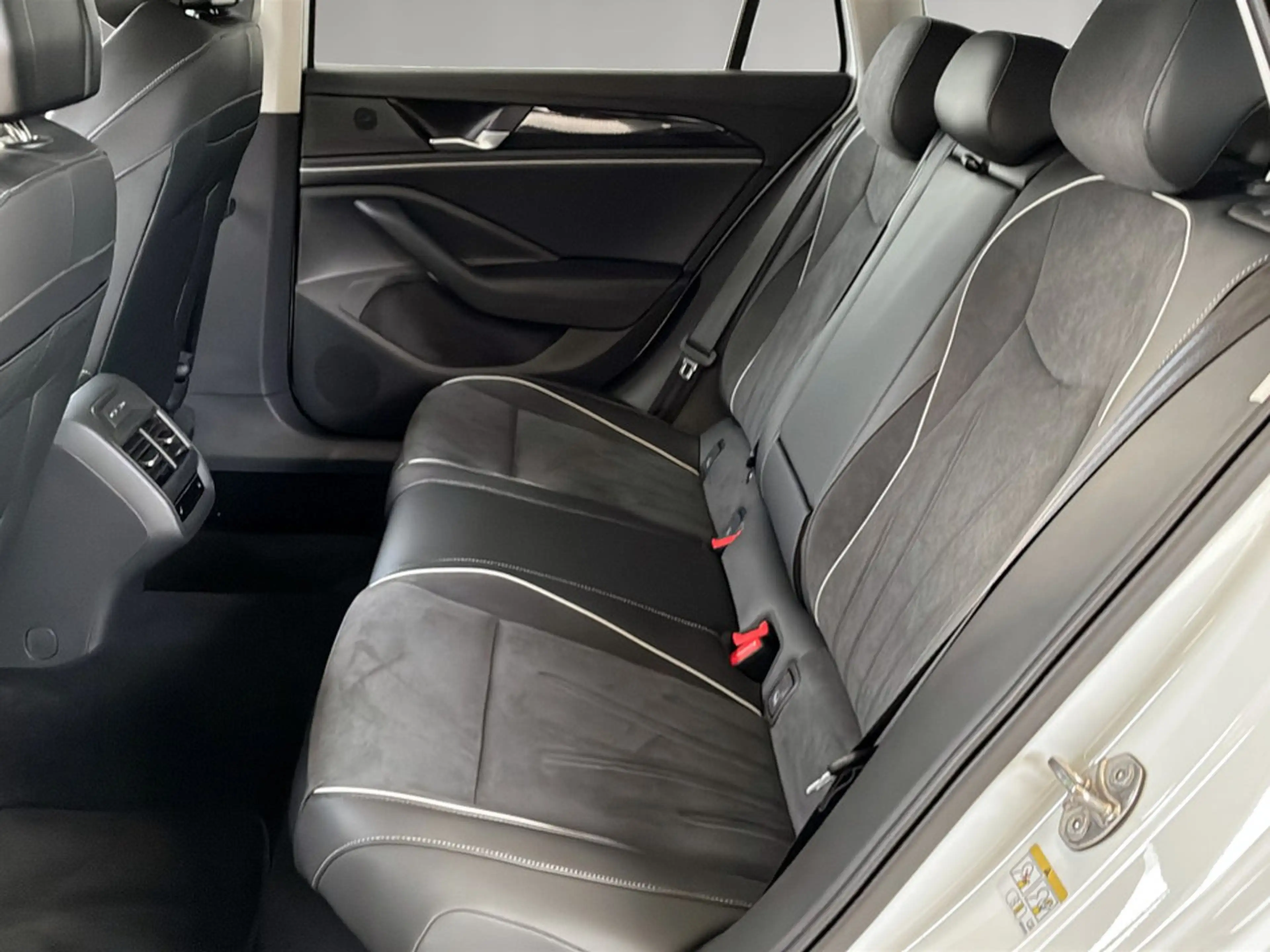 Volkswagen Passat Variant Business TDI DSG — photo 8