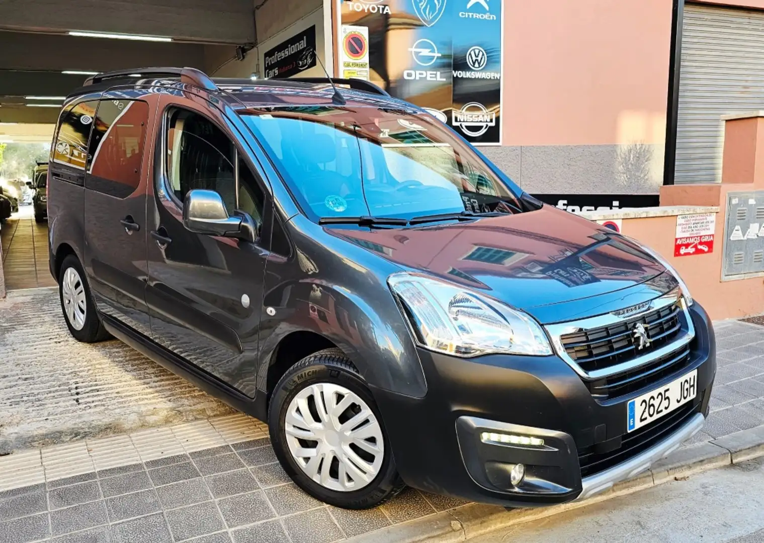 Peugeot Partner Tepee 1.6BlueHDI Outdoor 100 Gris - 1