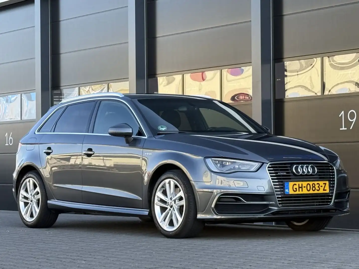 Audi A3 1.4 E-TRON S-Line Navi Clima Grijs - 2
