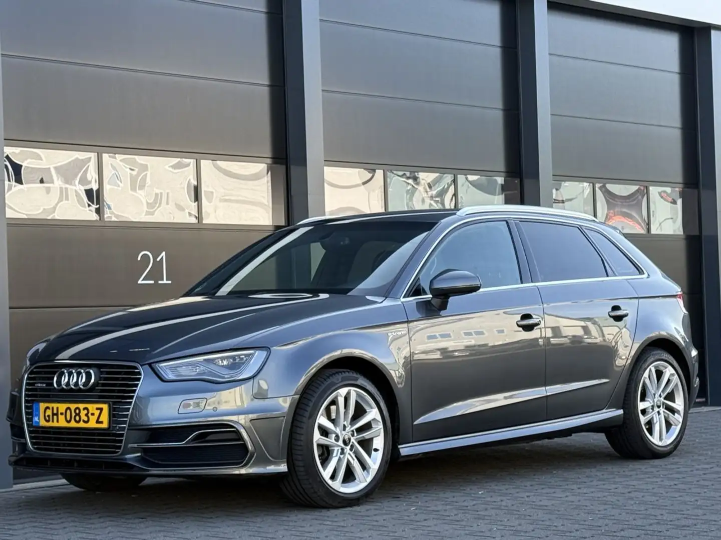 Audi A3 1.4 E-TRON S-Line Navi Clima Grijs - 1
