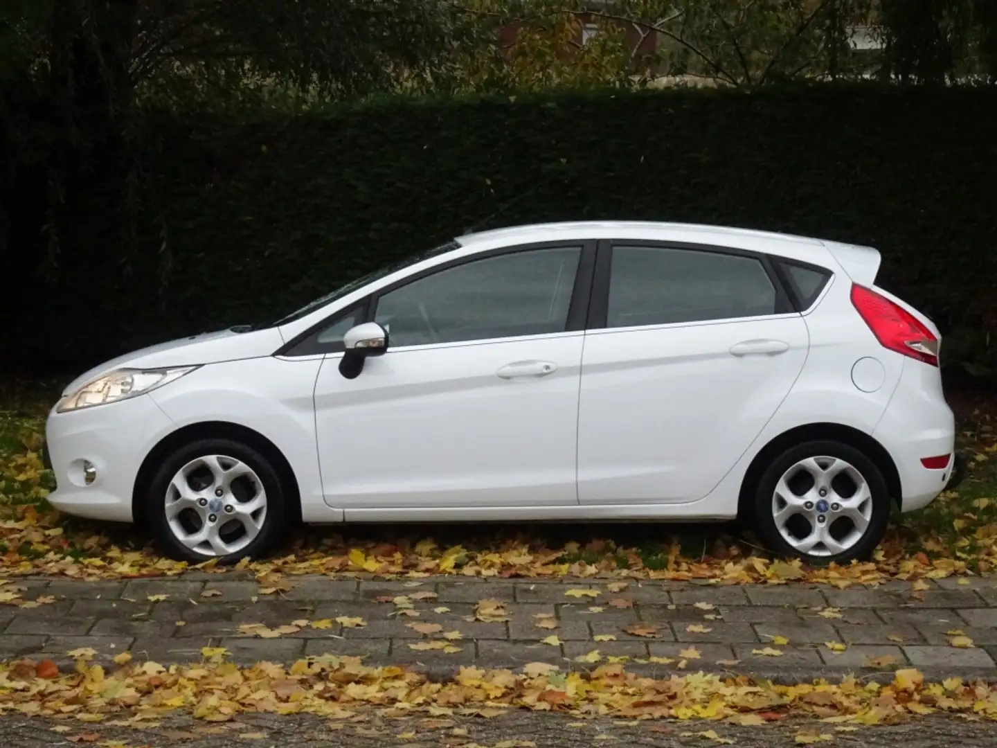 Ford Fiesta 1.25 Titanium met Airco en Trekhaak Wit - 2