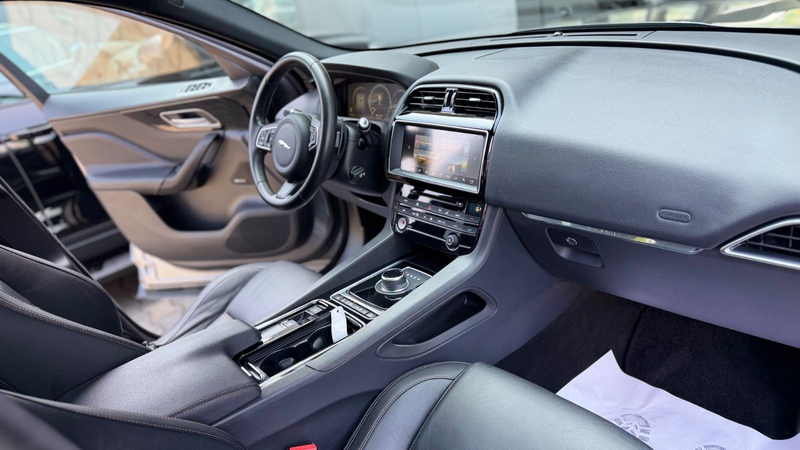 Jaguar F-Pace F-PACE Prestige AWD Camera/Panorama/AHK-Voll! — photo 8