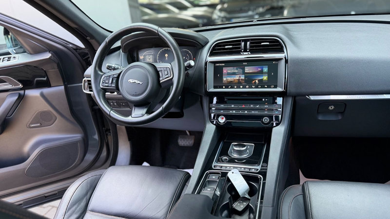 Jaguar F-Pace F-PACE Prestige AWD Camera/Panorama/AHK-Voll! — photo 7