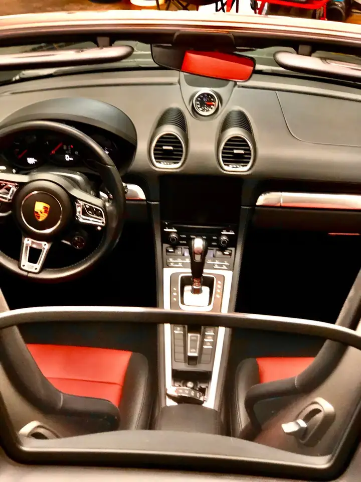 Porsche 718 Boxster снимка Porsche 718 Boxster