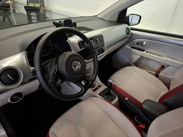 Volkswagen Up! view 8