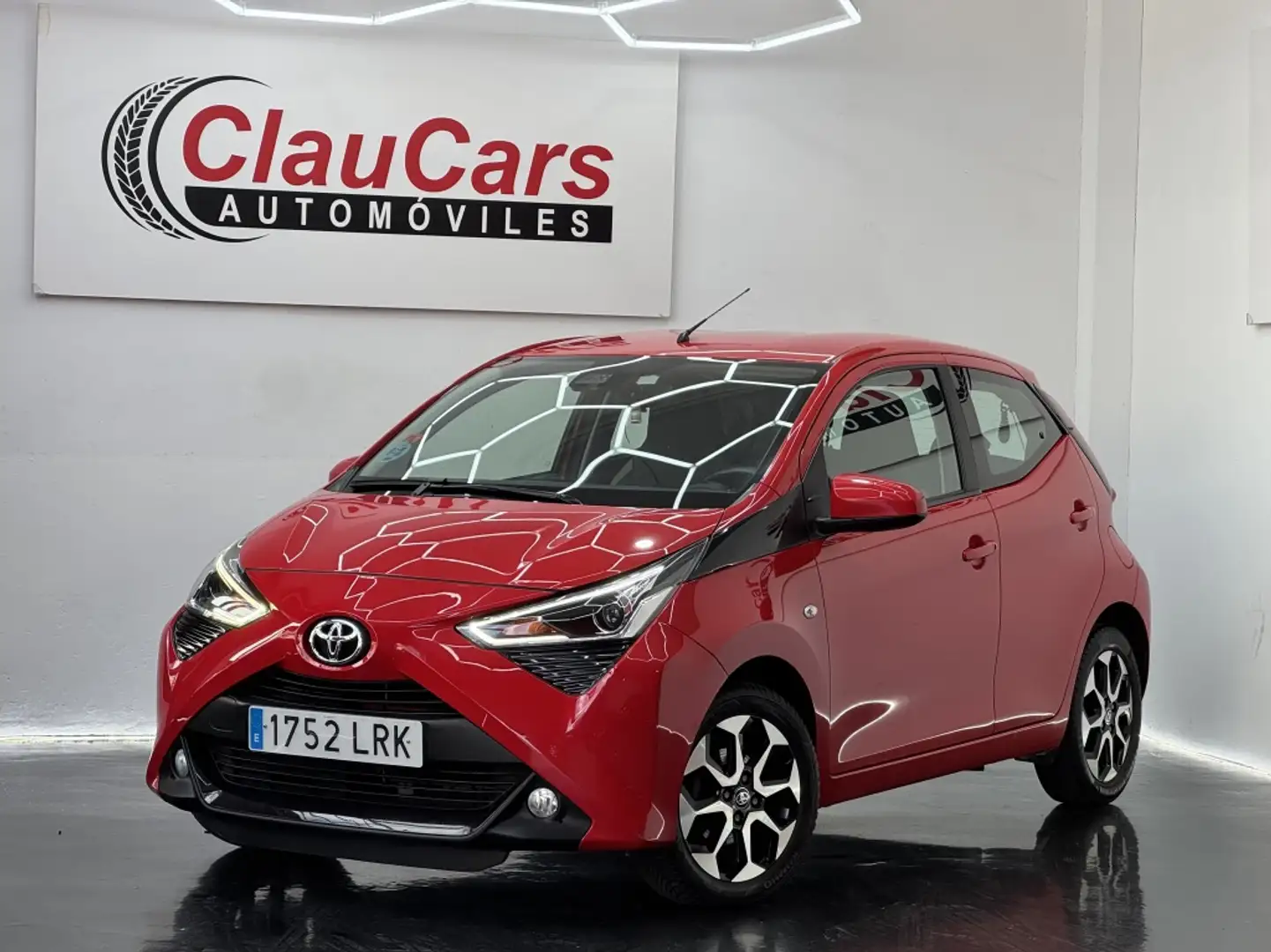 Toyota Aygo 70 x-play Rojo - 1