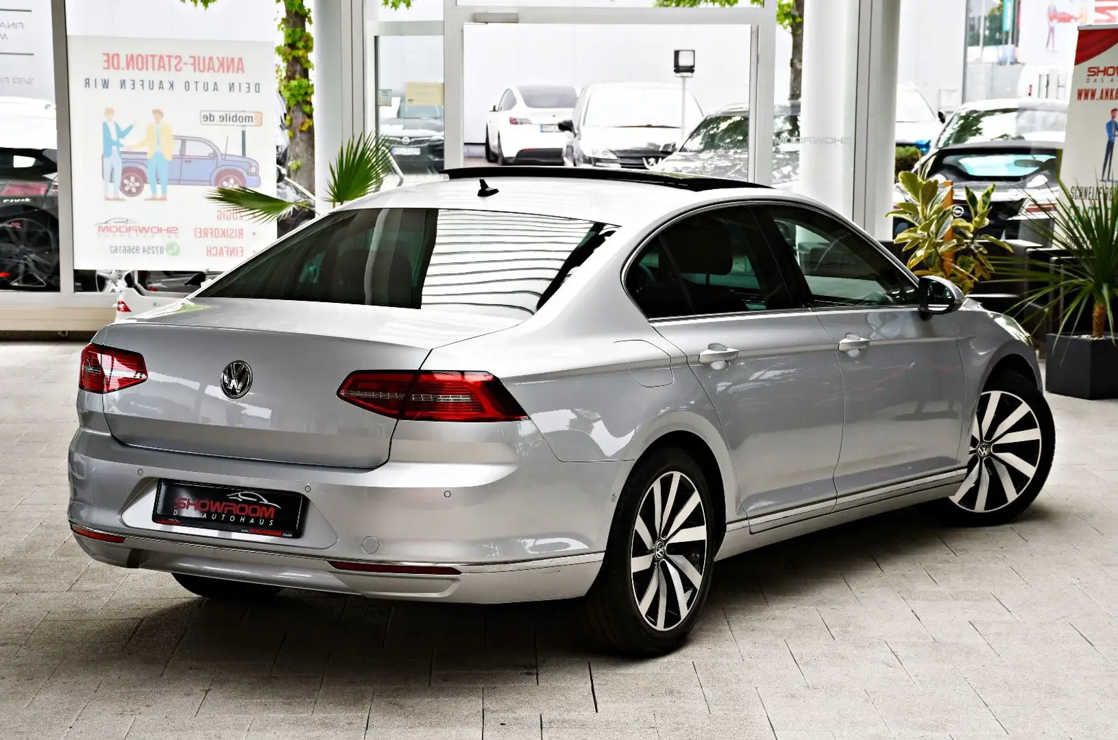 Volkswagen Passat Lim. Highline Massage Navi 360° ACC Pano Silber - 2