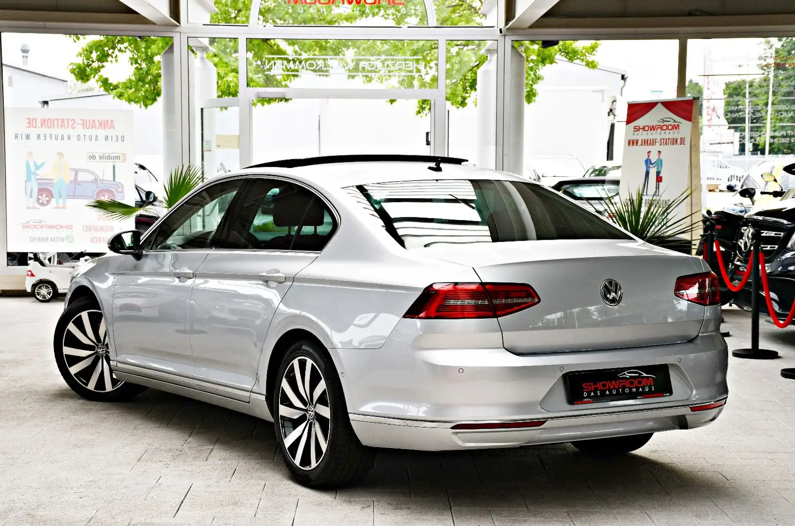Volkswagen Passat Lim. Highline Massage Navi 360° ACC Pano Argento - 2