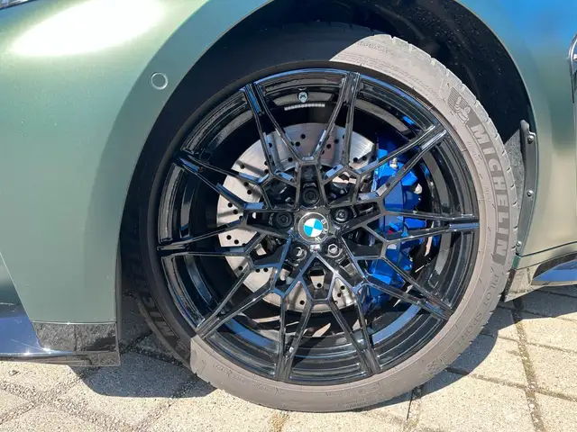 BMW M4 view 3