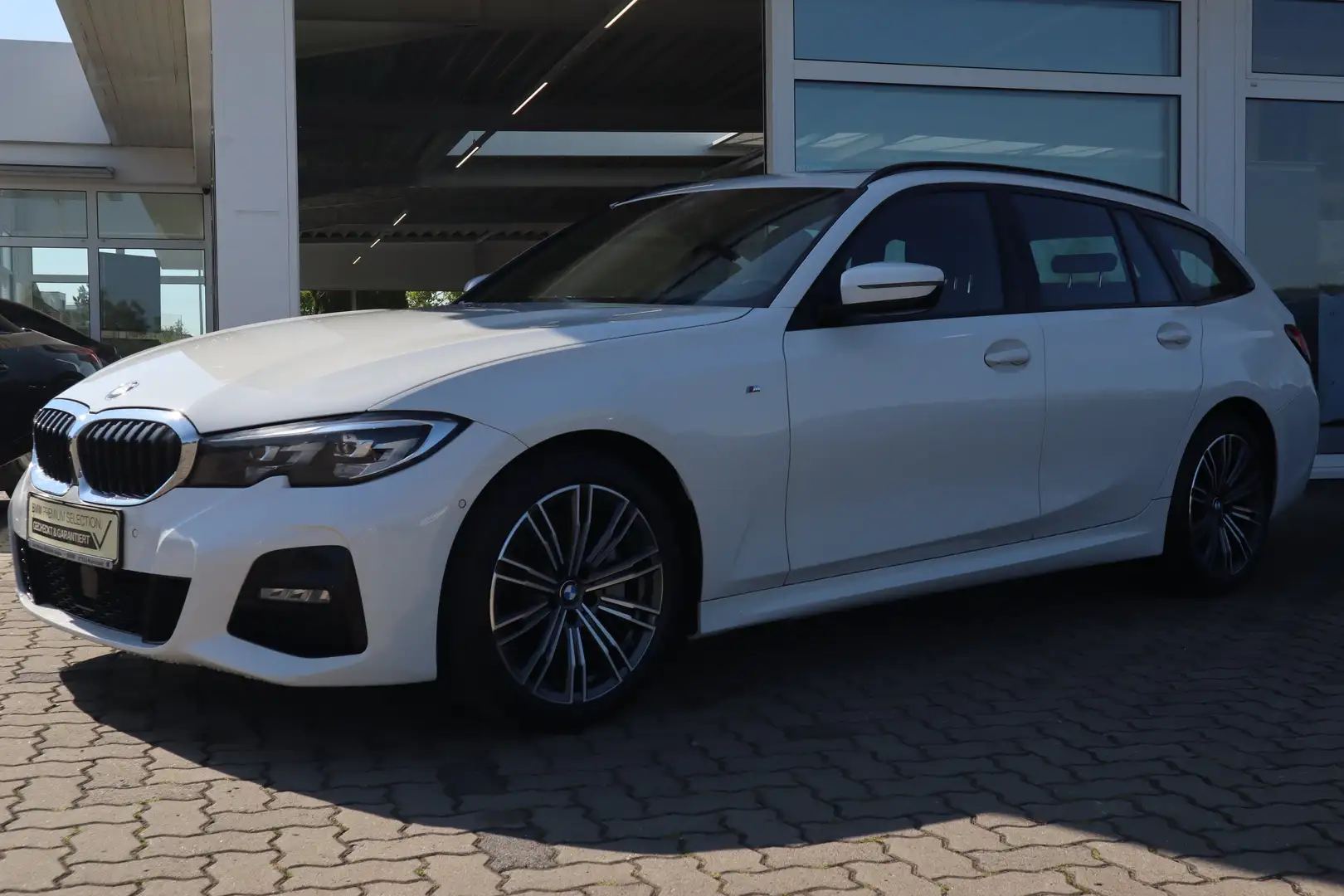 BMW 330 d xDrive Touring M-Sport/Pano/Shz/DAB/Hifi Weiß - 1