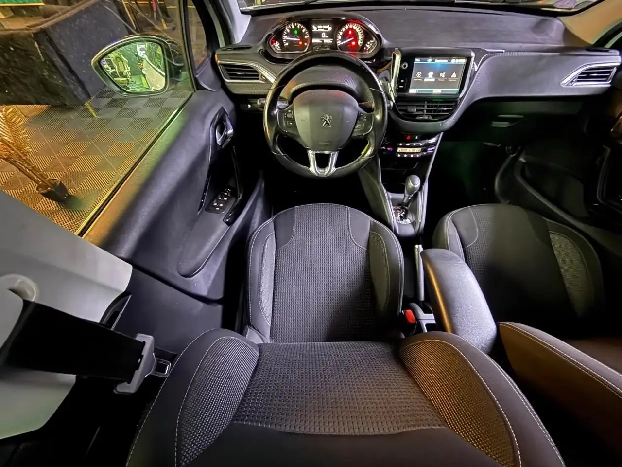 Peugeot 208 208 — photo 18