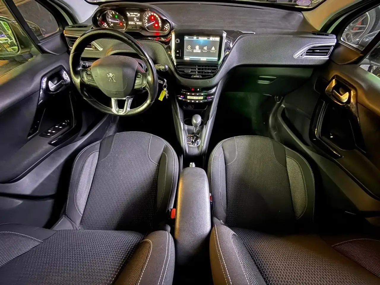 Peugeot 208 208 — photo 17