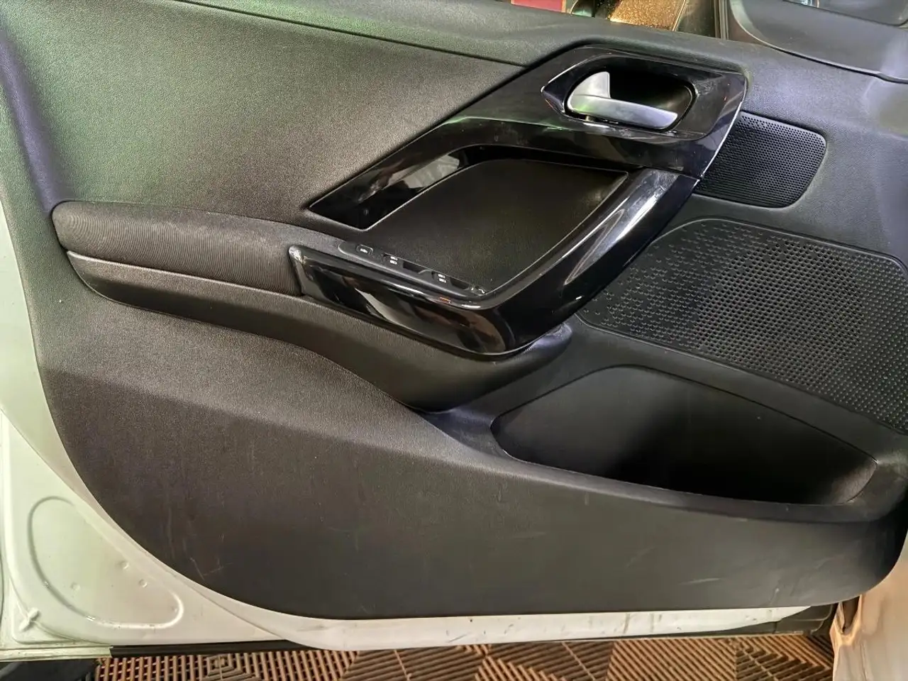 Peugeot 208 208 — photo 32