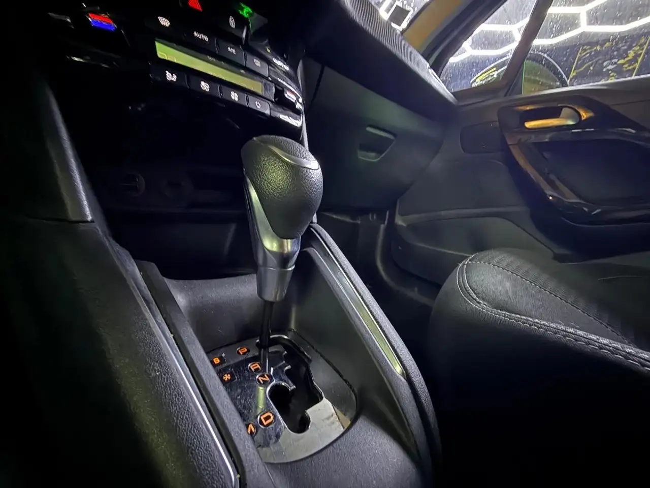Peugeot 208 208 — photo 19