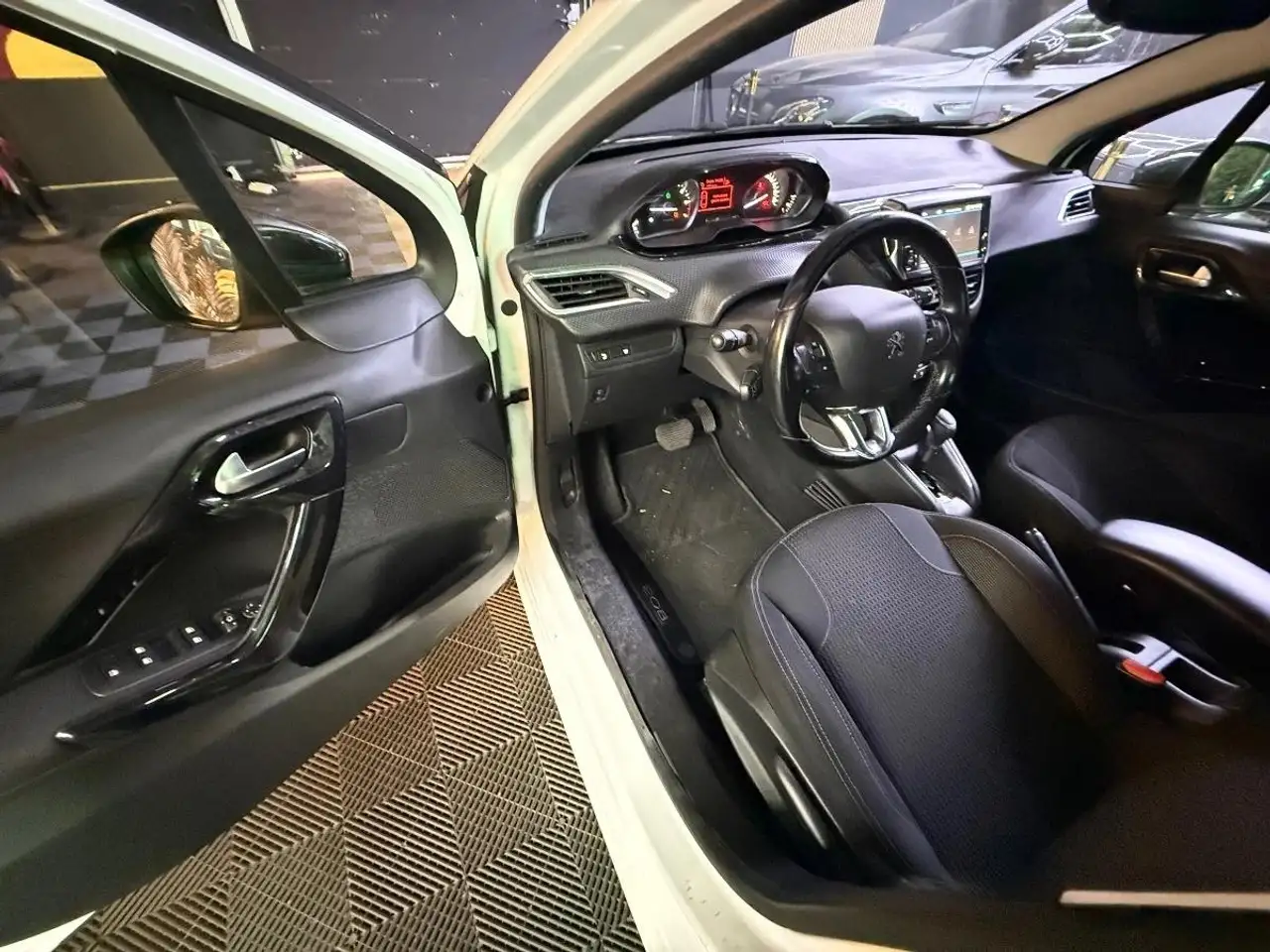 Peugeot 208 208 — photo 31