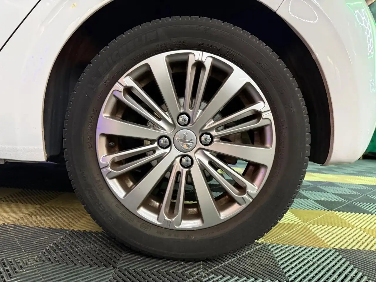 Peugeot 208 208 — photo 46