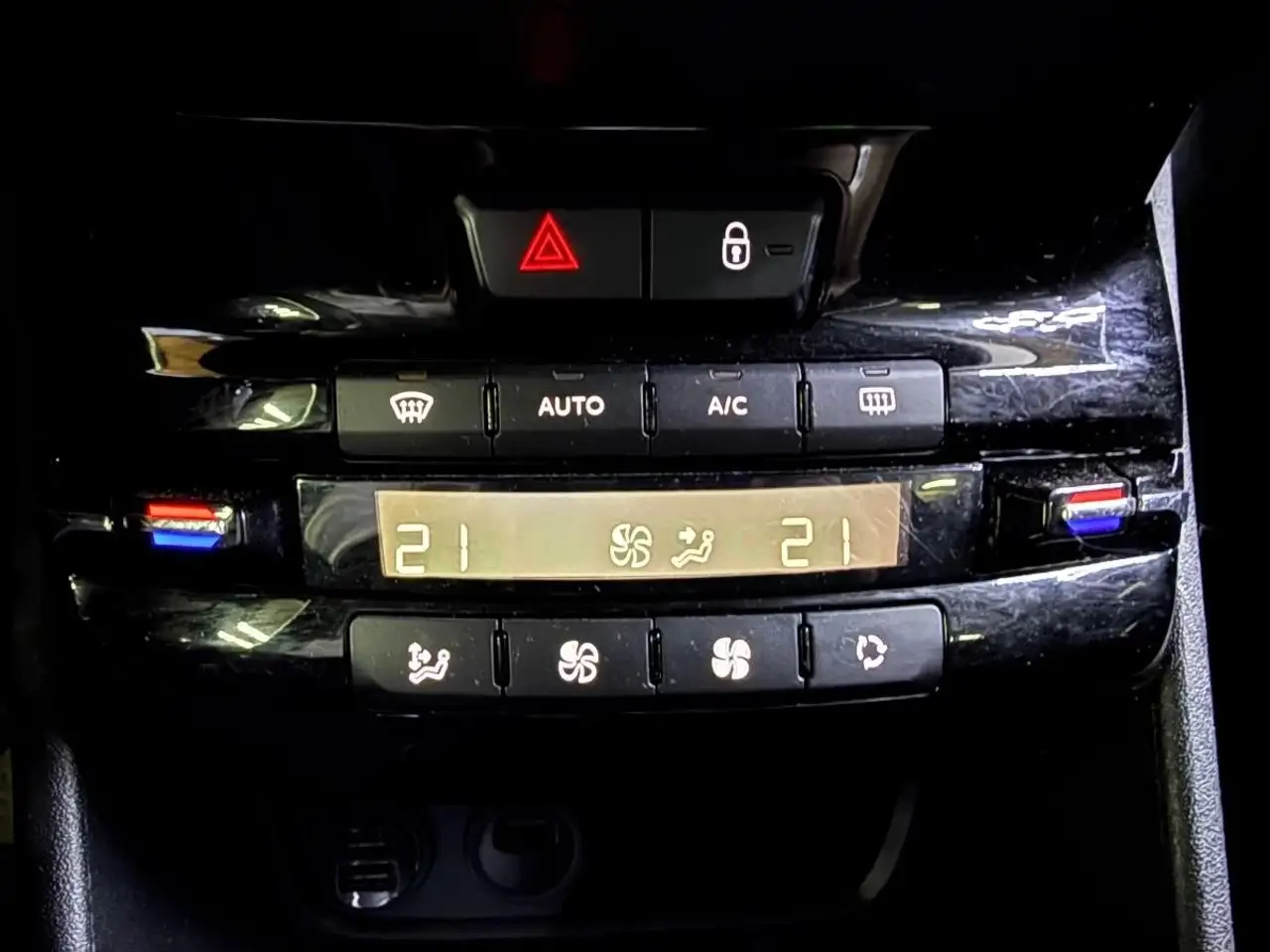 Peugeot 208 208 — photo 37