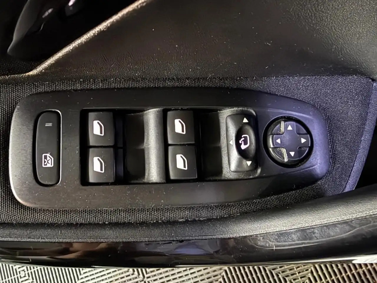 Peugeot 208 208 — photo 34