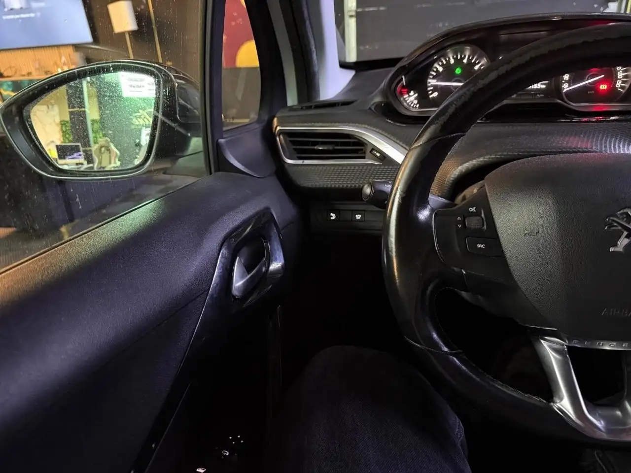 Peugeot 208 208 — photo 40