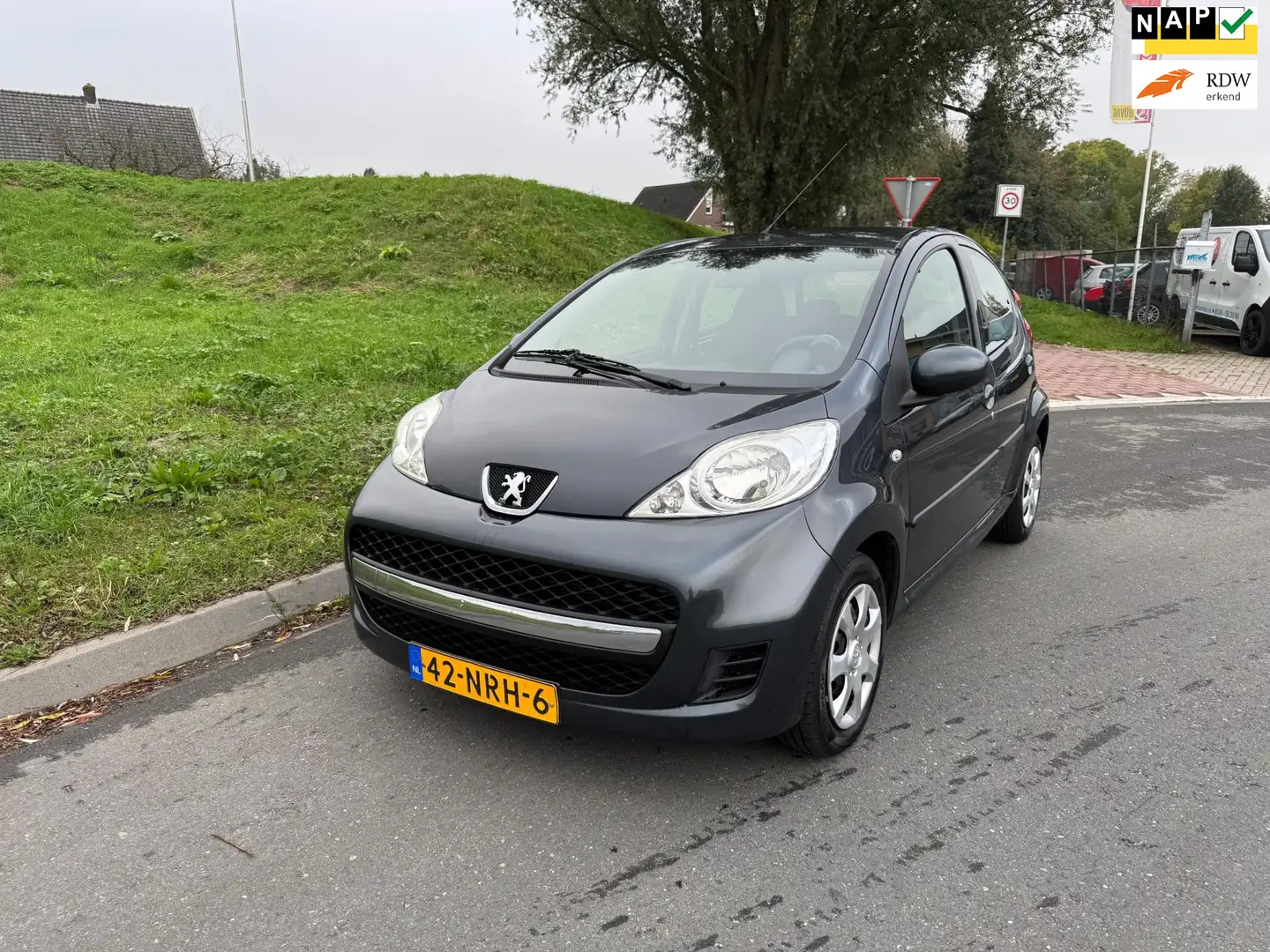 Peugeot 107 1.0-12V XS 5Drs Airco 1e eigenaar Grijs - 1