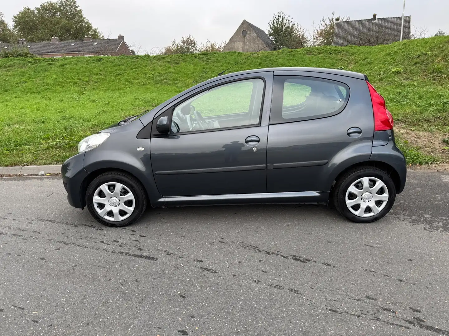 Peugeot 107 1.0-12V XS 5Drs Airco 1e eigenaar Grijs - 2