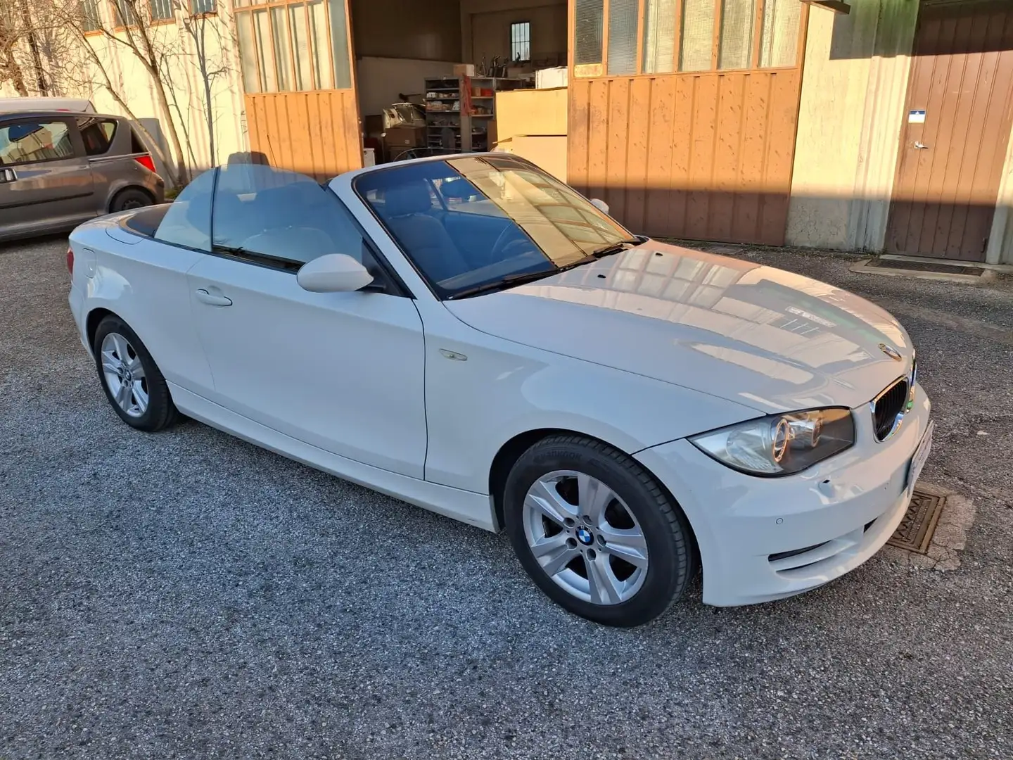 BMW 120 120d Cabrio Attiva Bianco - 2