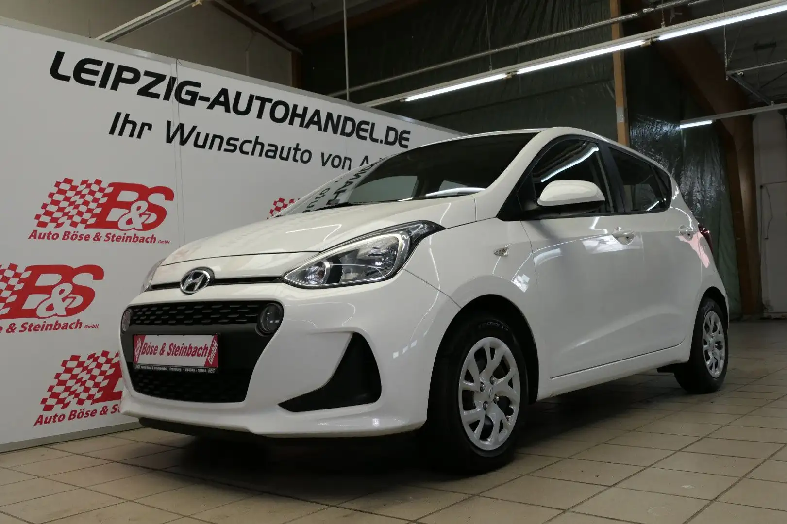 Hyundai i10 Trend Automatik*NAVI*SHZ* Weiß - 1