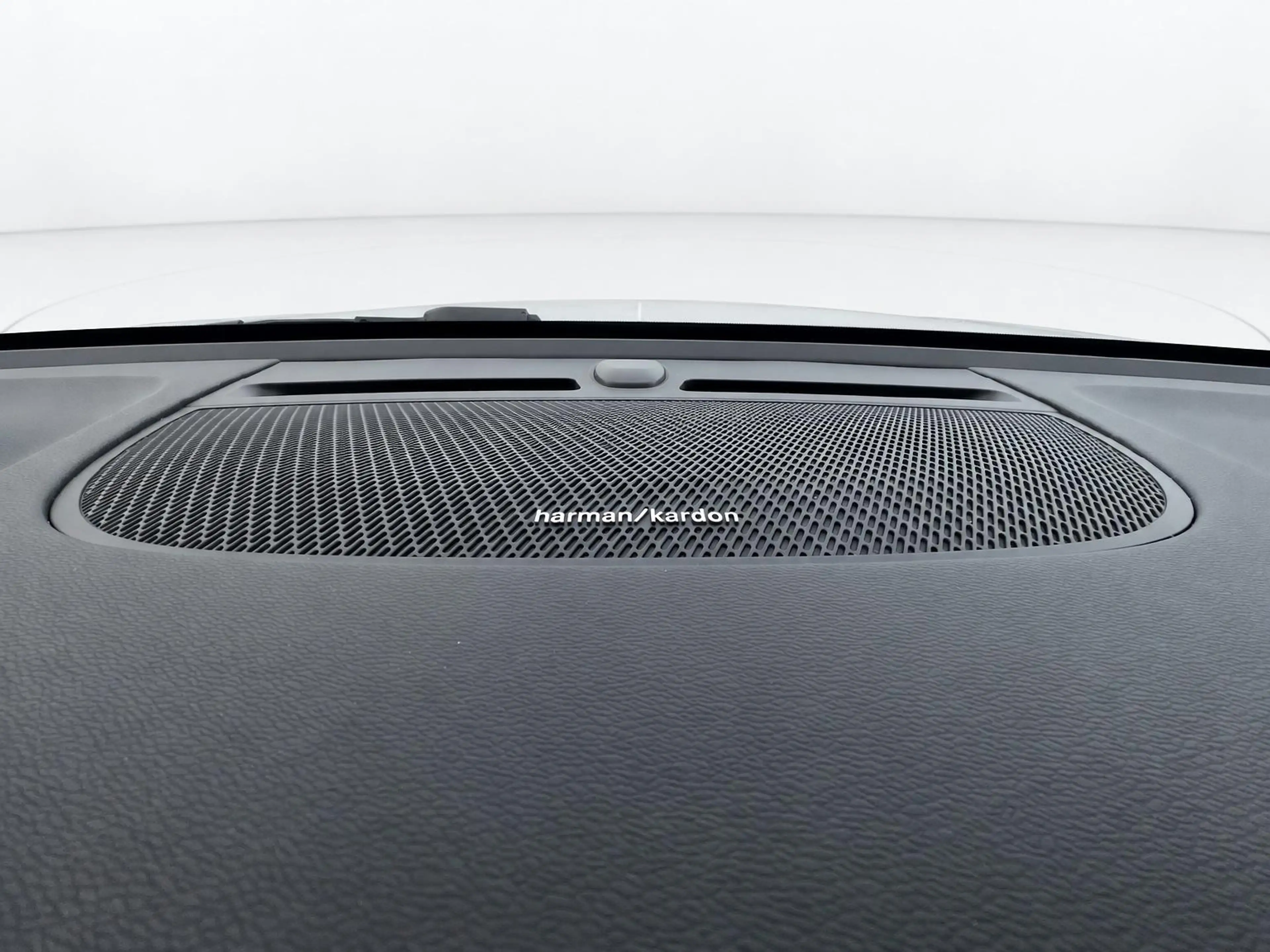 Volvo XC40 2.0 T5 AWD R-Design Intro Edition — photo 25