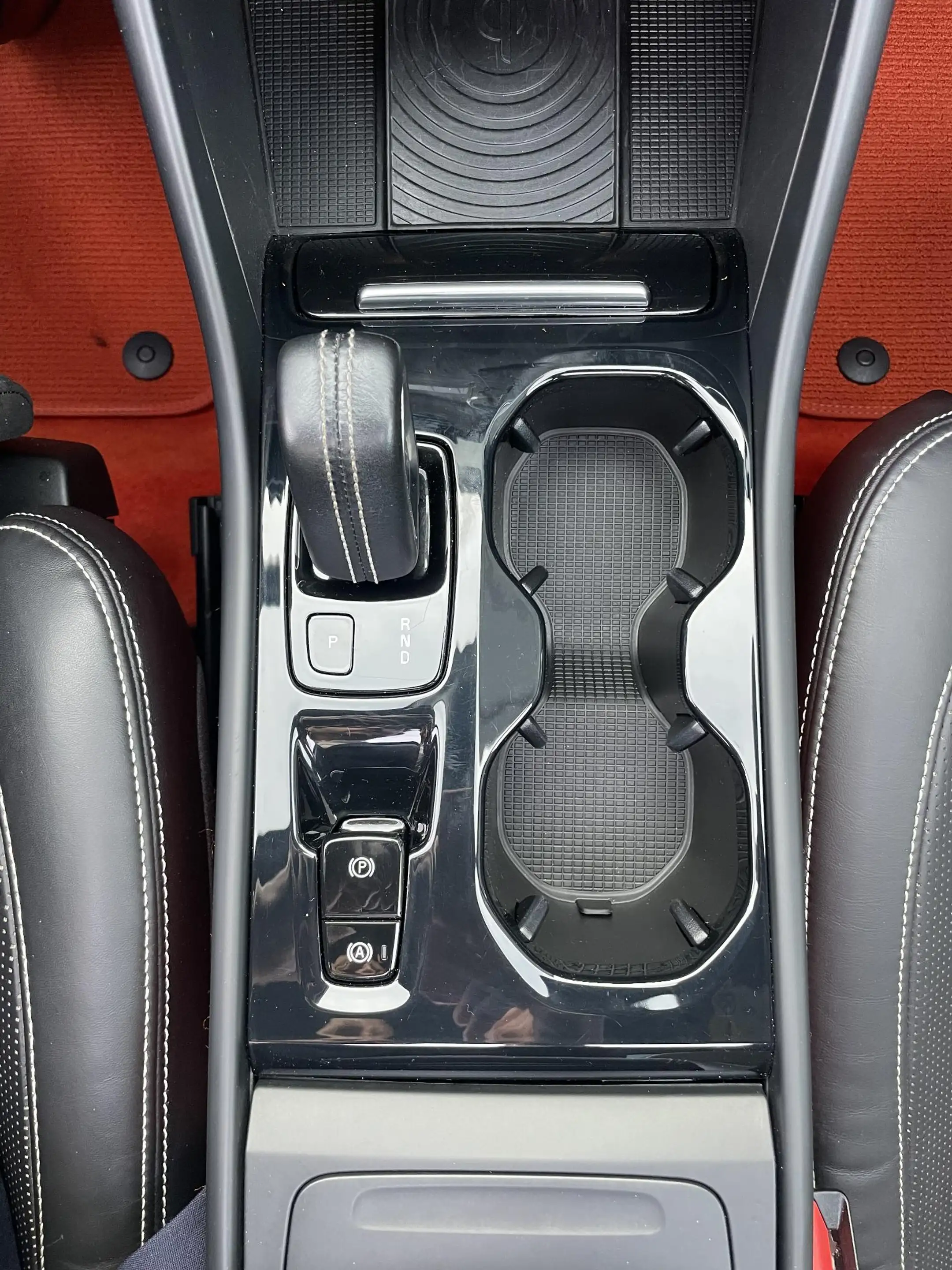 Volvo XC40 2.0 T5 AWD R-Design Intro Edition — photo 16