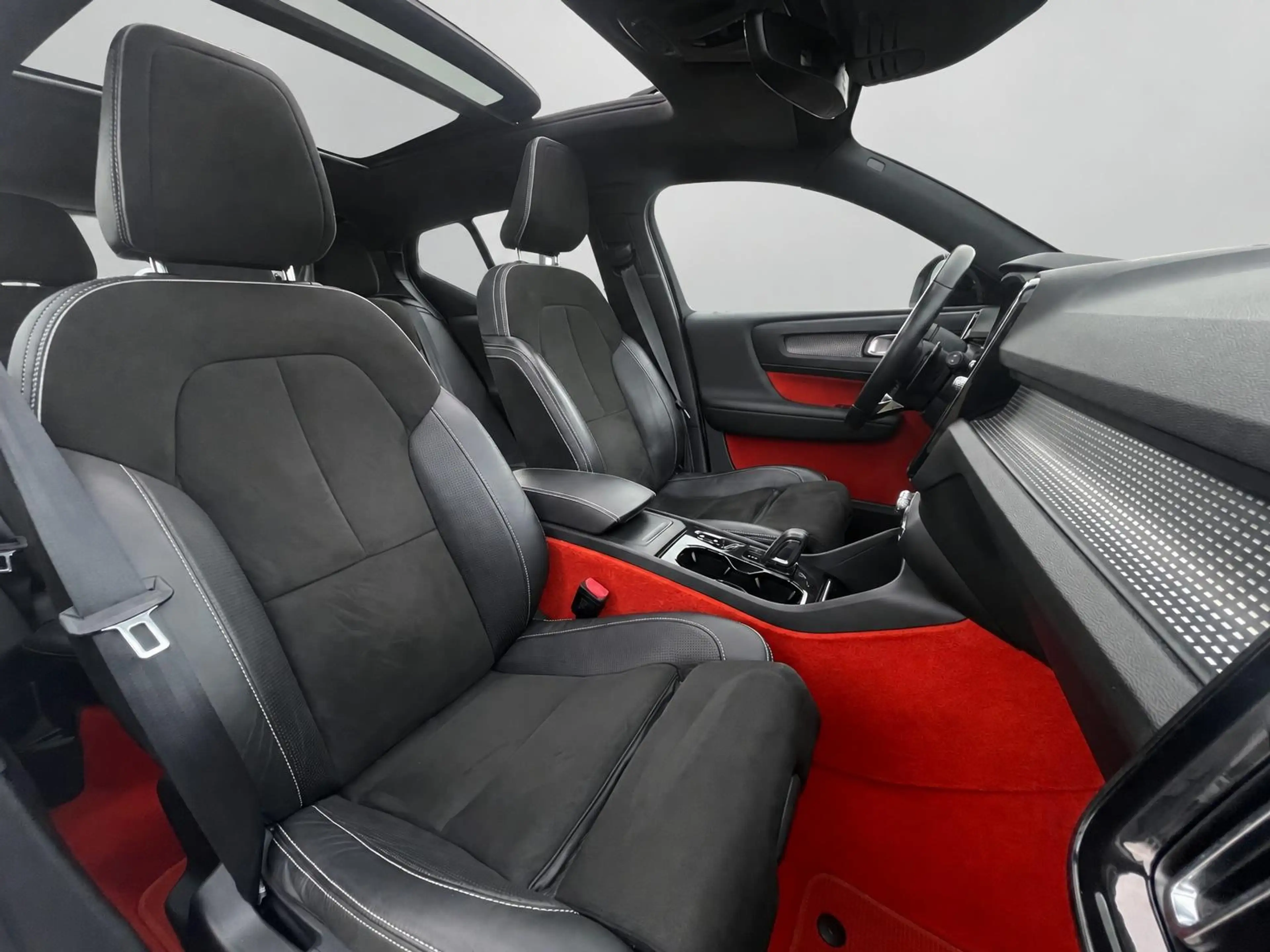 Volvo XC40 2.0 T5 AWD R-Design Intro Edition — photo 13